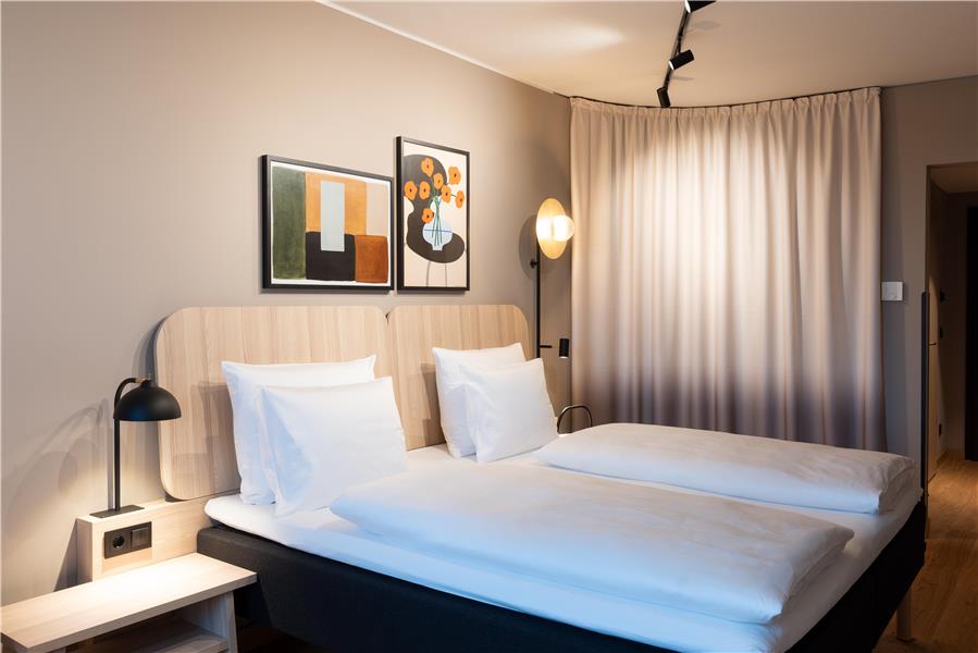 Guest Room,Bed,Bedding,Arts and Entertainment,Indoor/Interior,On-Site,DÃ©cor detail,Summer,View from room