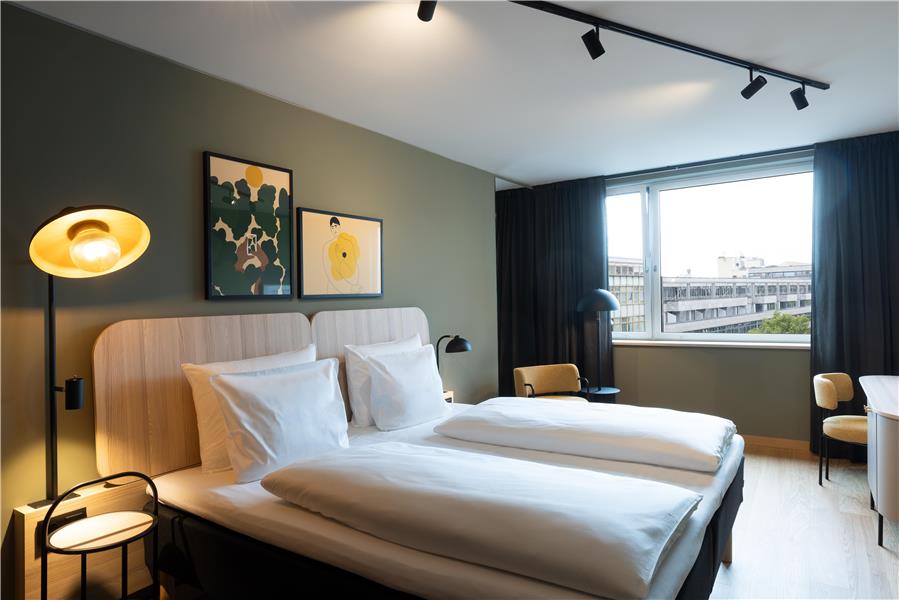 Guest Room,Bed,Arts and Entertainment,Indoor/Interior,On-Site,DÃ©cor detail,Summer