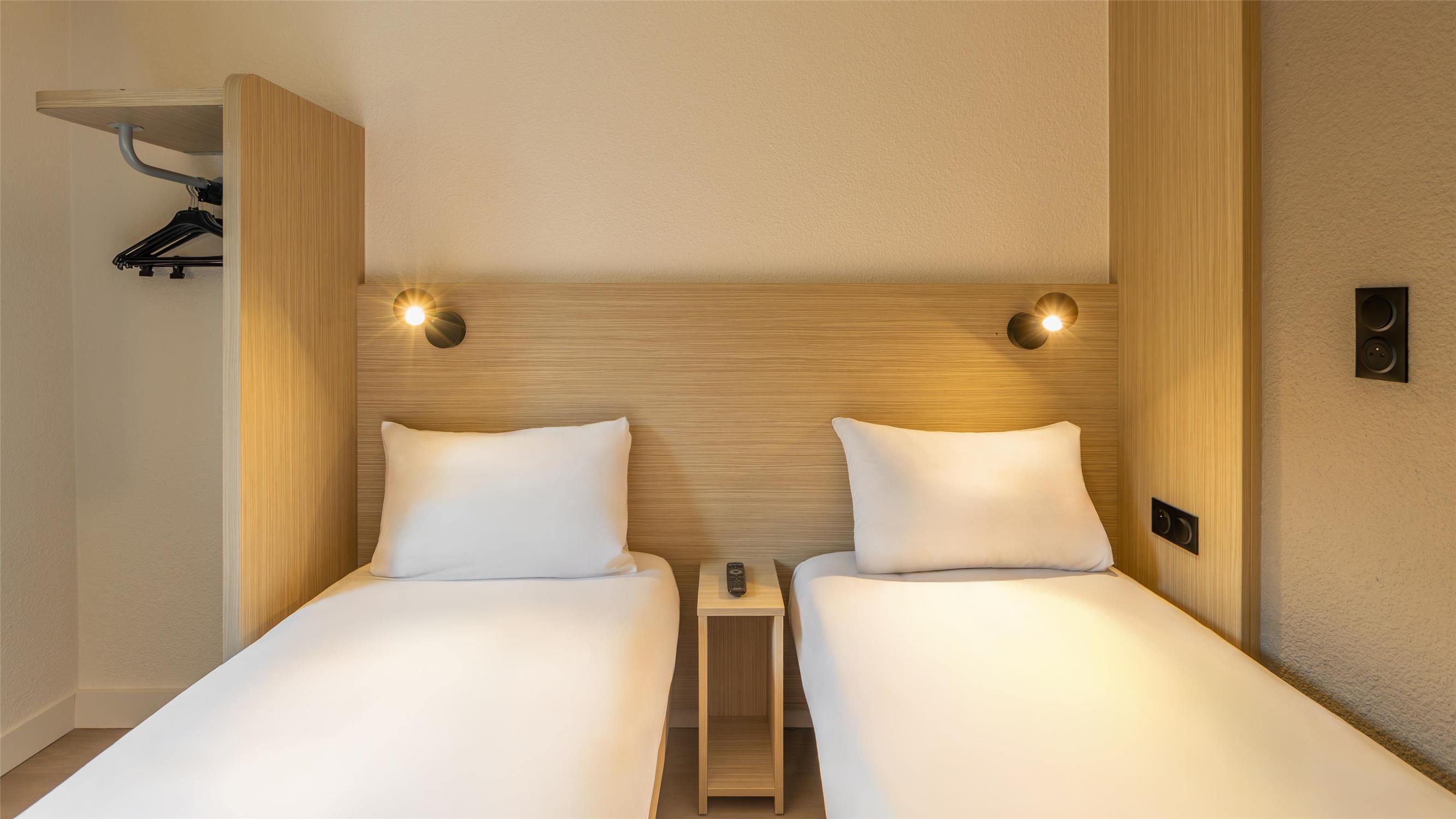HOTEL PREMIERE CLASSE WARSAW AIRPORT - null