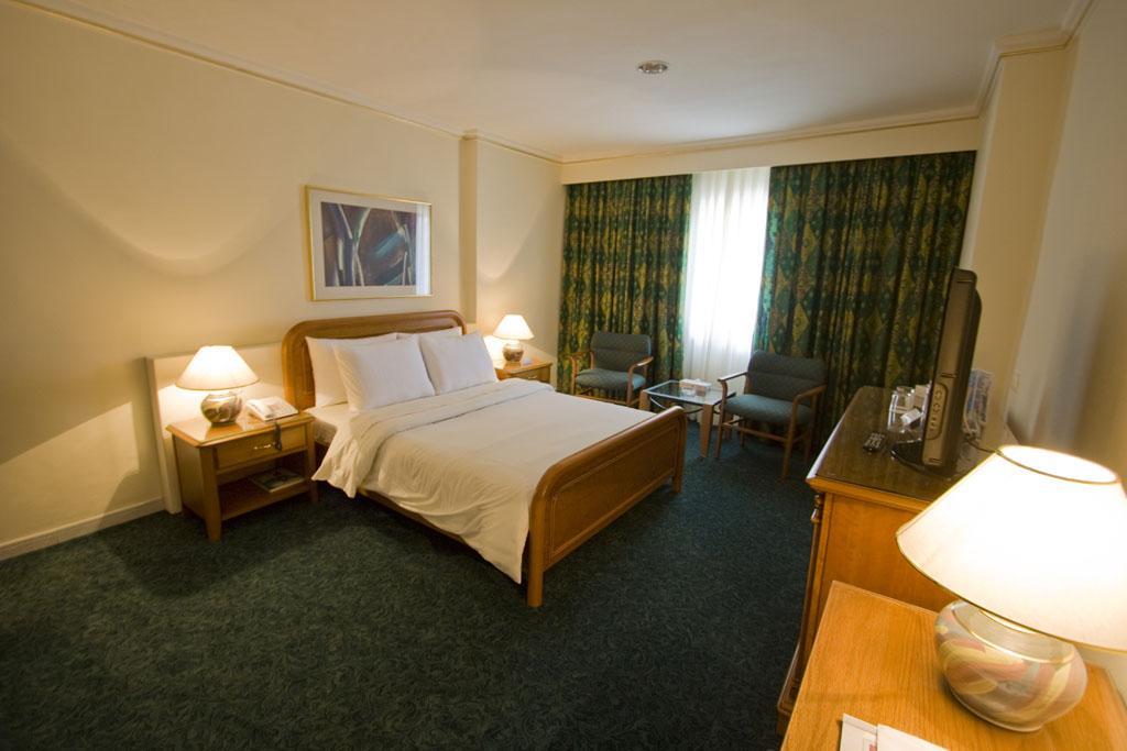 AMMAN INTERNATIONAL-guestroom-Guest Room,Bed,On-Site,Guest Room - Whole Room.jpg