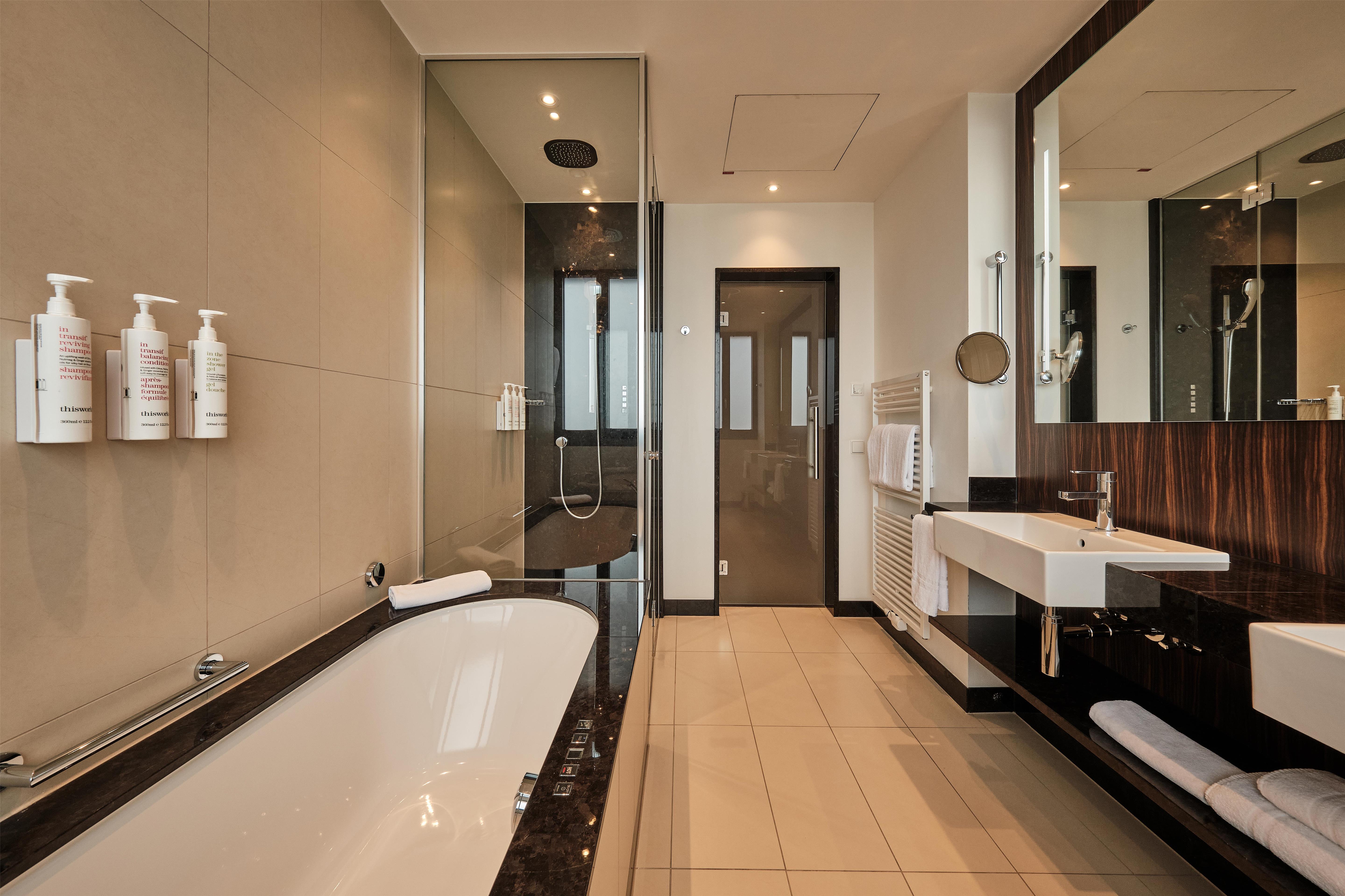 Radisson Blu Hotel Bonn Room Type - Junior Suite - River View