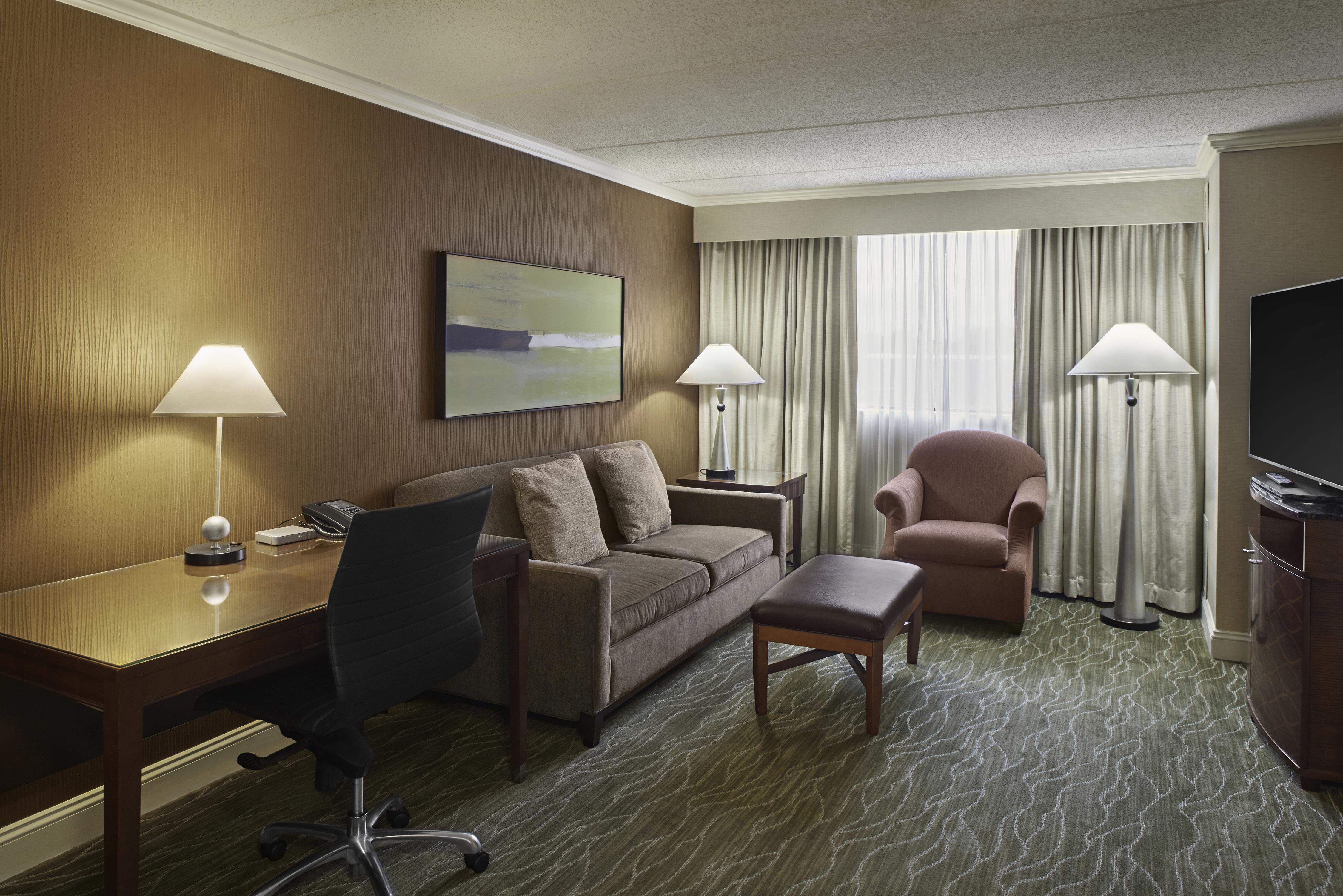 DoubleTree by Hilton Akron Fairlawn Room Type - 1 KING SUITE ACC RI SHWR