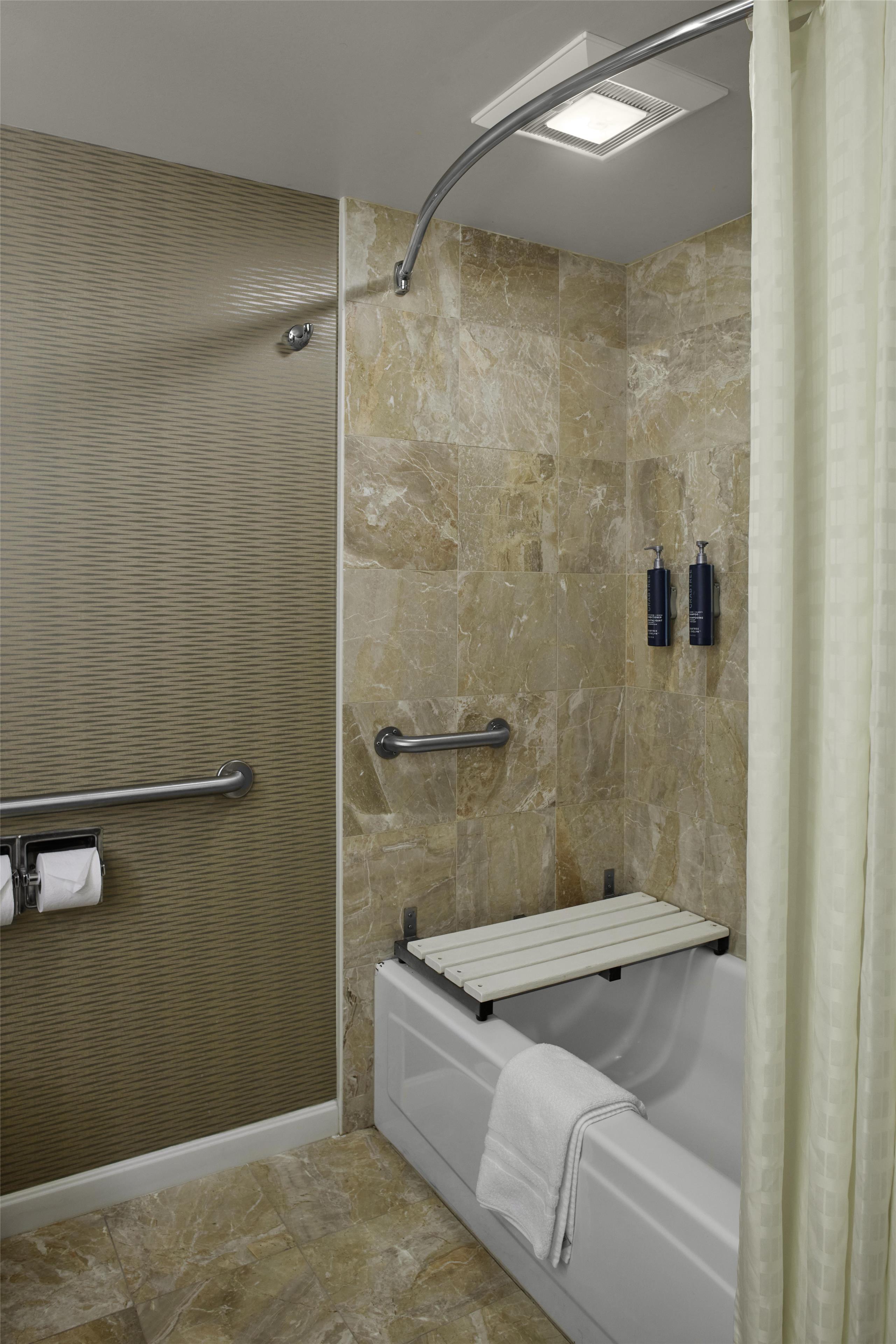 DoubleTree by Hilton Akron Fairlawn Room Type - 1FULL MOB HEAR ACC TUB