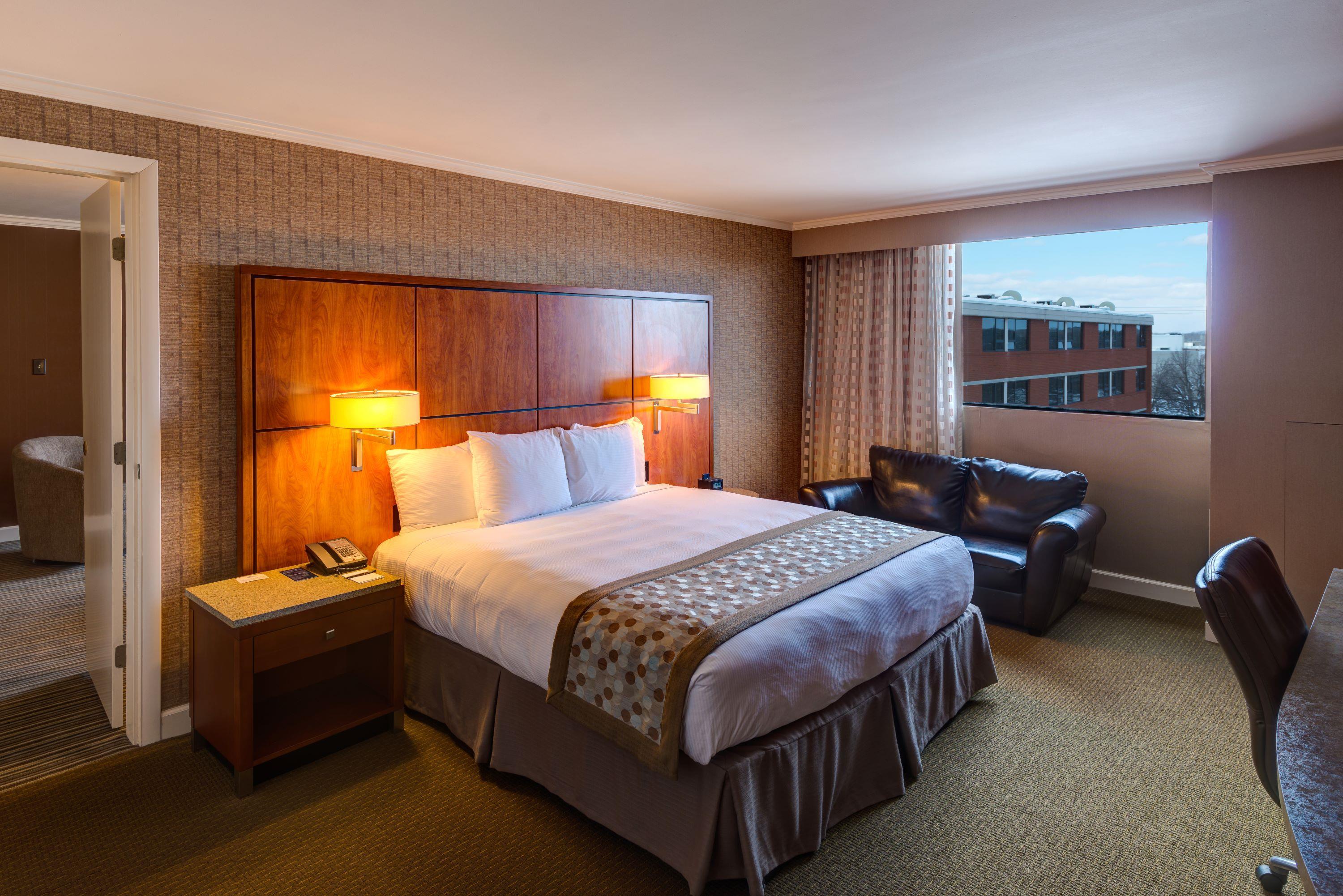 DoubleTree by Hilton Akron Fairlawn Room Type - 1 KING BED JR SUITE