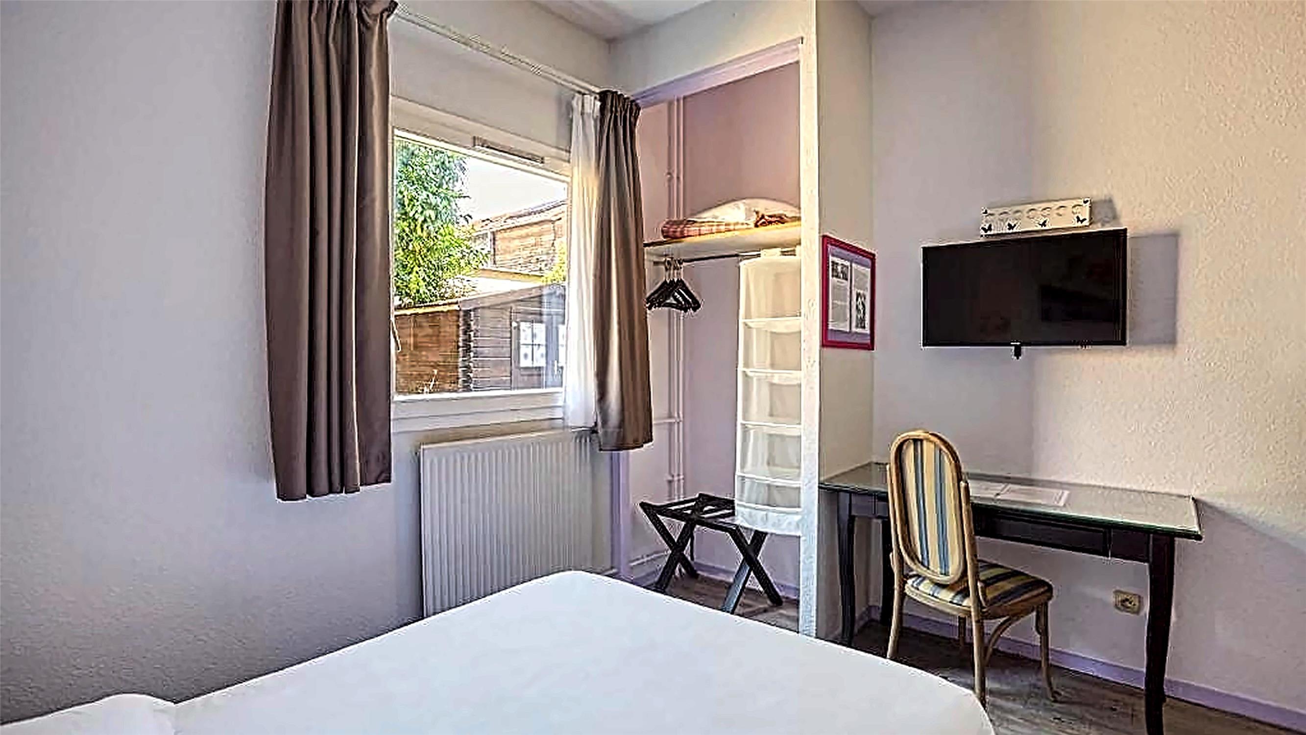 KYRIAD - Joinville-le-Pont VUE DE LA CHAMBRE