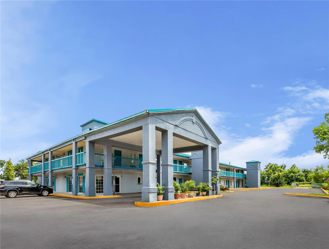 Deluxe Inn & Suites