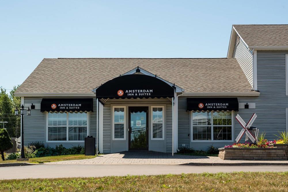 Amsterdam Inn & Suites