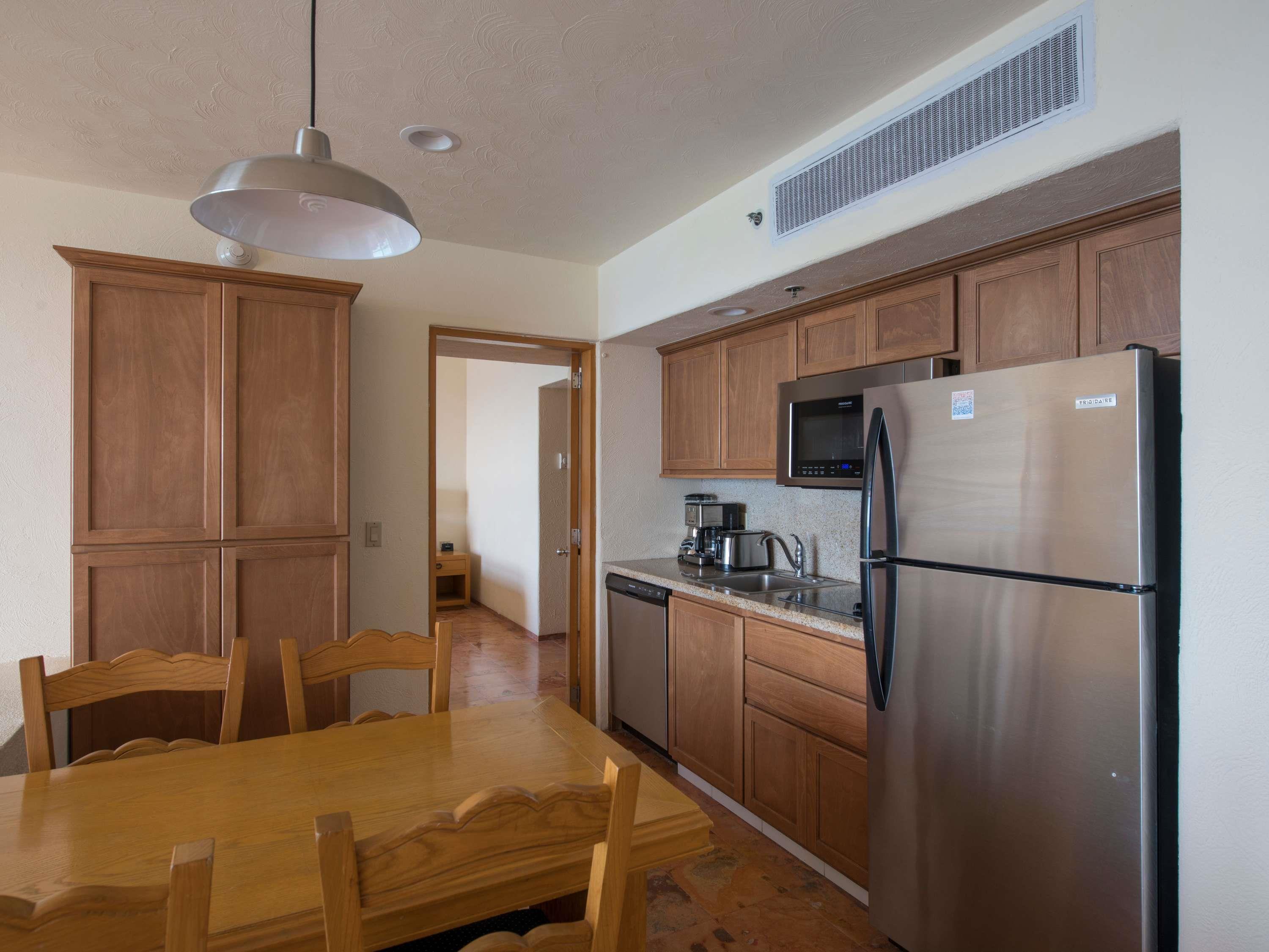 Club Regina Los Cabos Room Type - Deluxe suite, 2 king bedrooms, 3 baths, living , kitchen, jacuzzi, terrace, partial ocean view Club Regina Los Cabos Room Type - Deluxe suite, 2 king bedrooms, 3 baths, living , kitchen, jacuzzi, terrace, partial ocean view