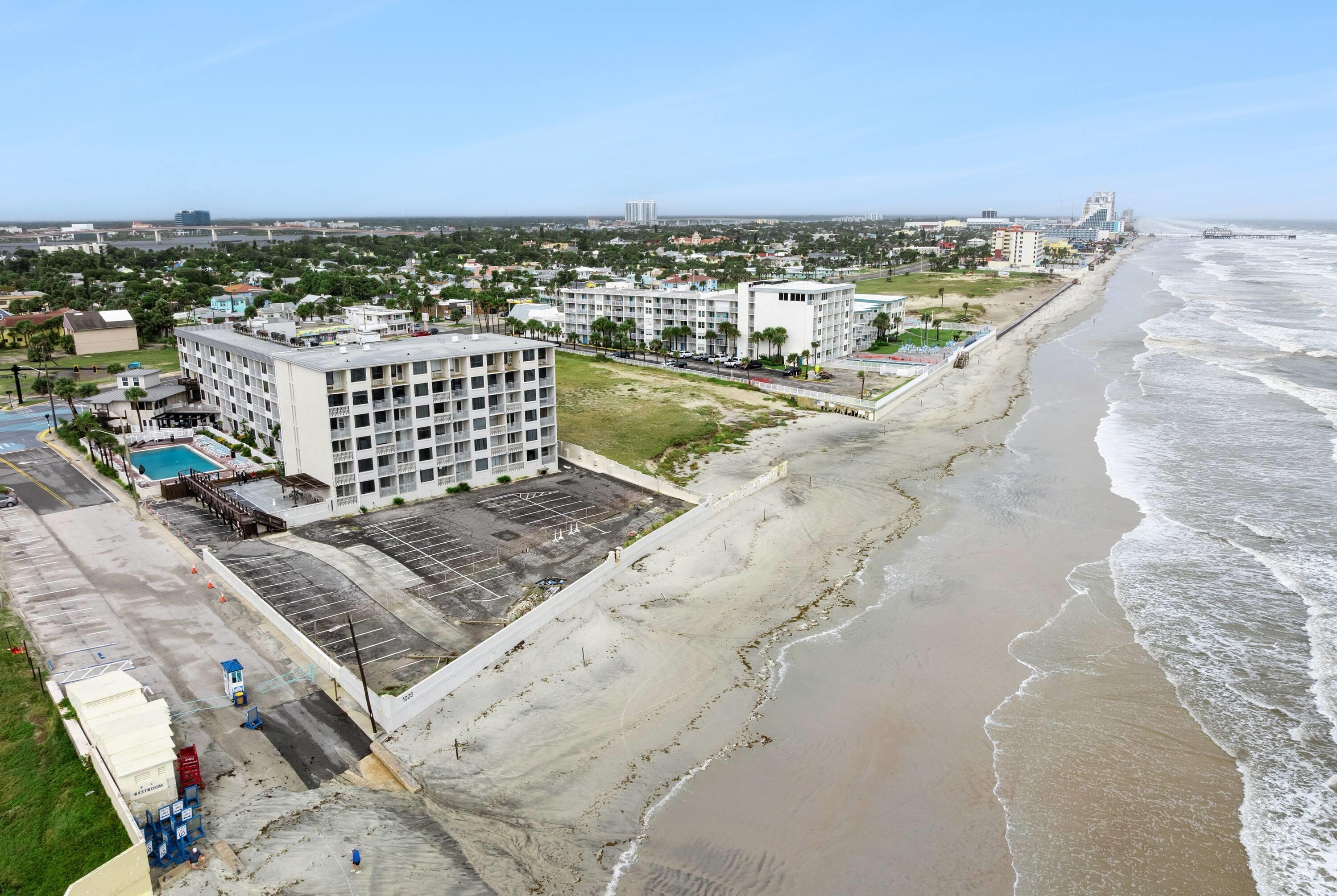 Exterior | Howard Johnson by Wyndham Oceanfront Daytona Beach