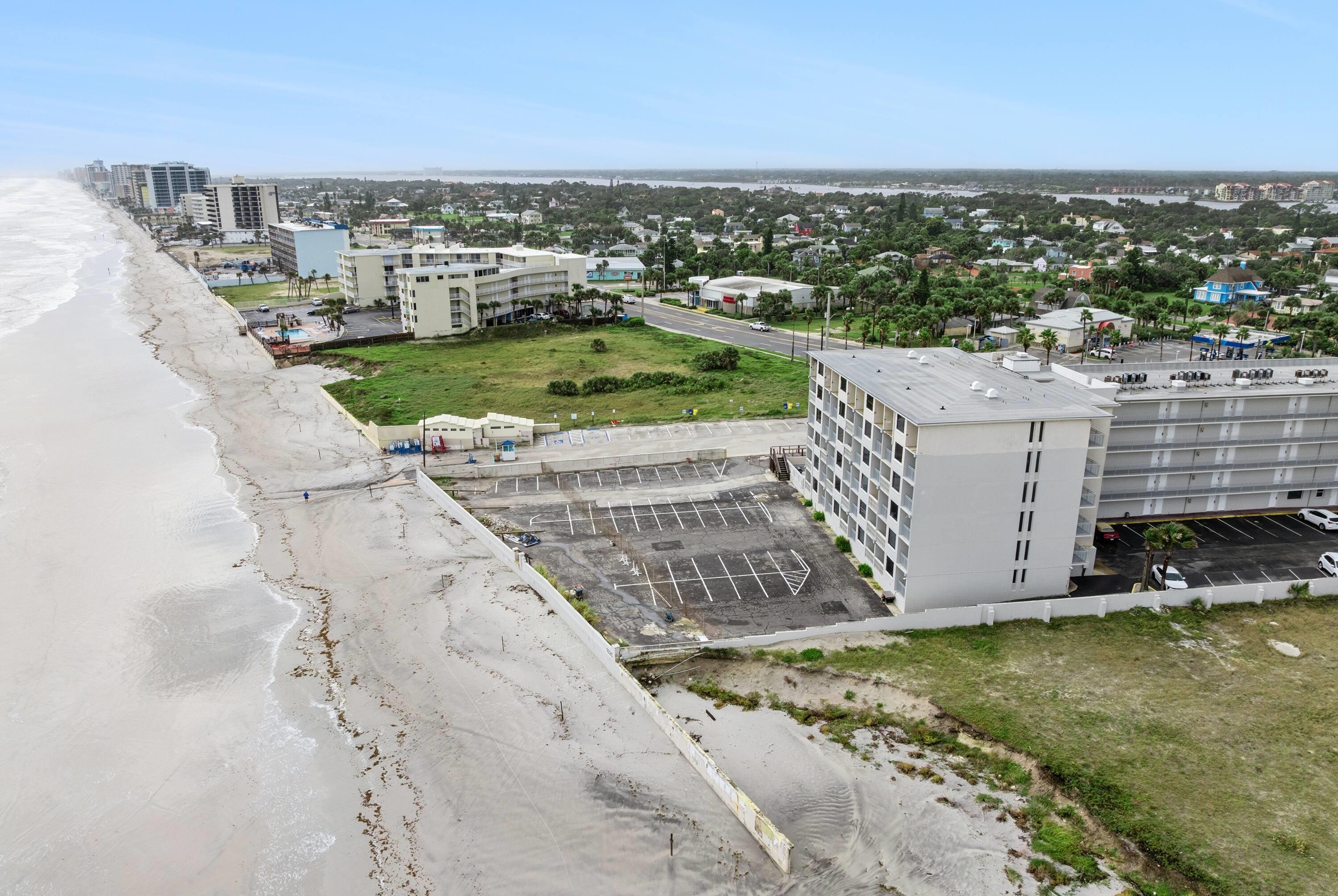 Exterior | Howard Johnson by Wyndham Oceanfront Daytona Beach