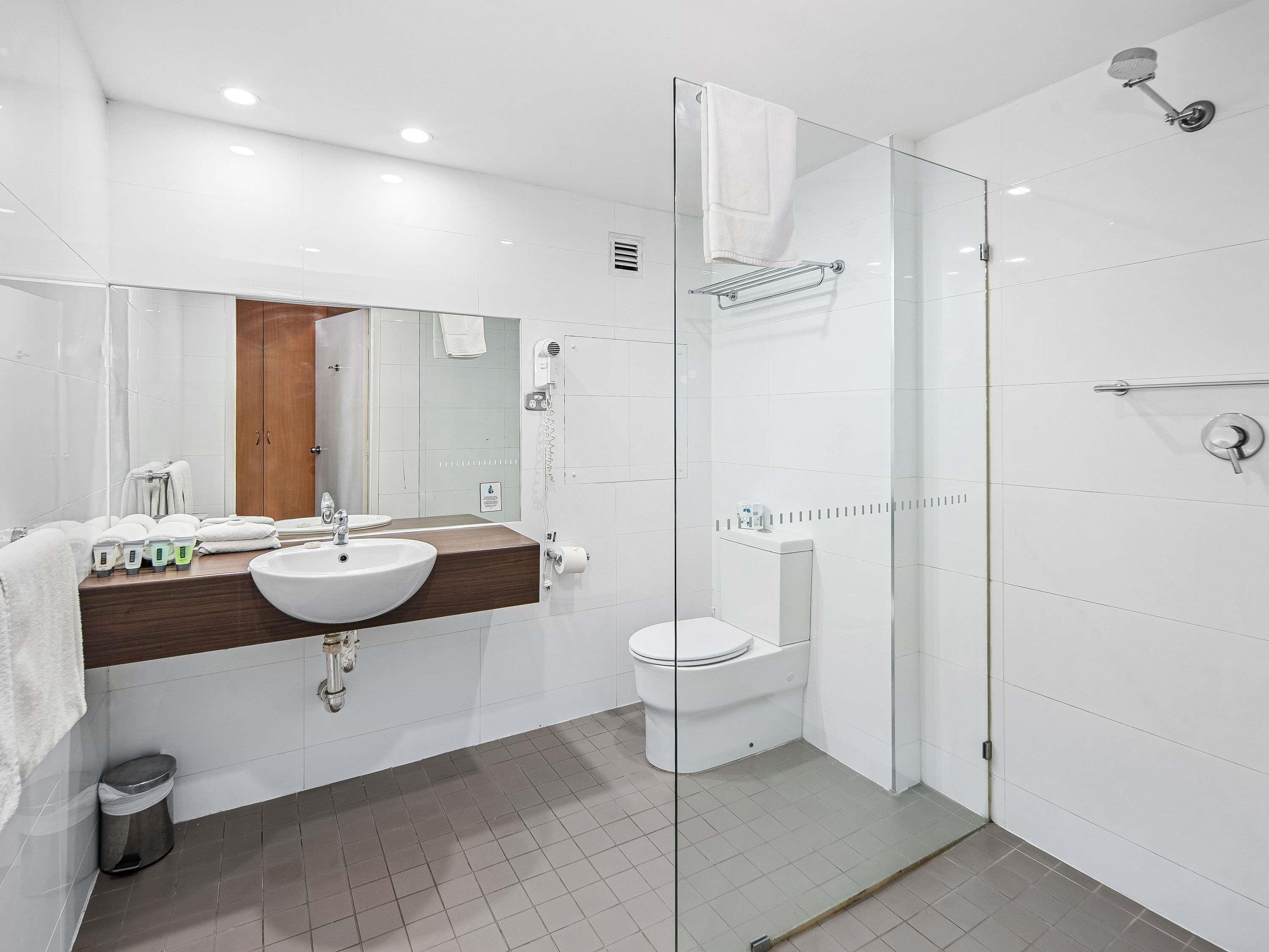 GREET ALICE SPRINGS Room Type - Superior Room with 1 queensize bed and 1 single bed