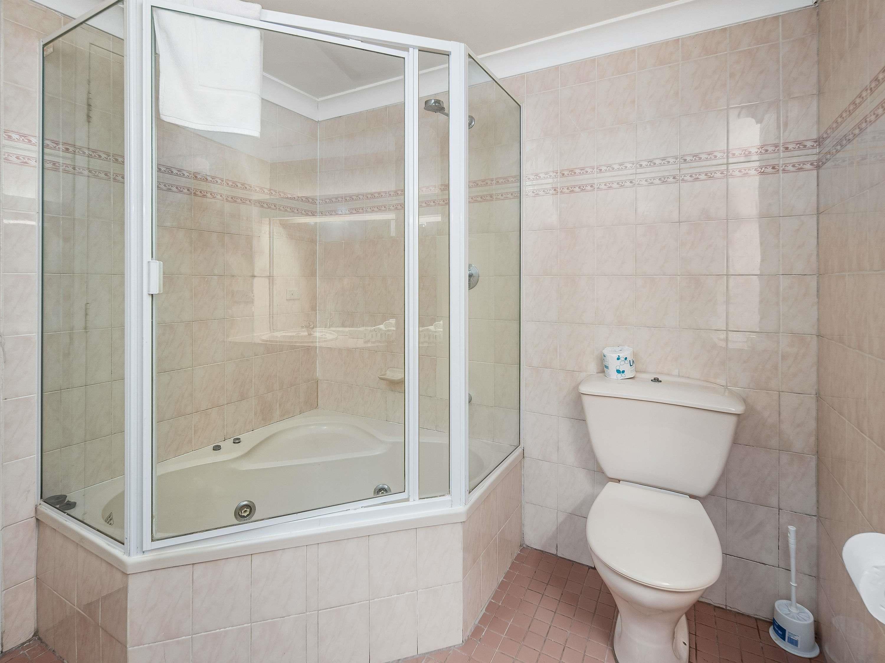 GREET ALICE SPRINGS Room Type - Standard Room with 1 queensize bed and 1 single bed