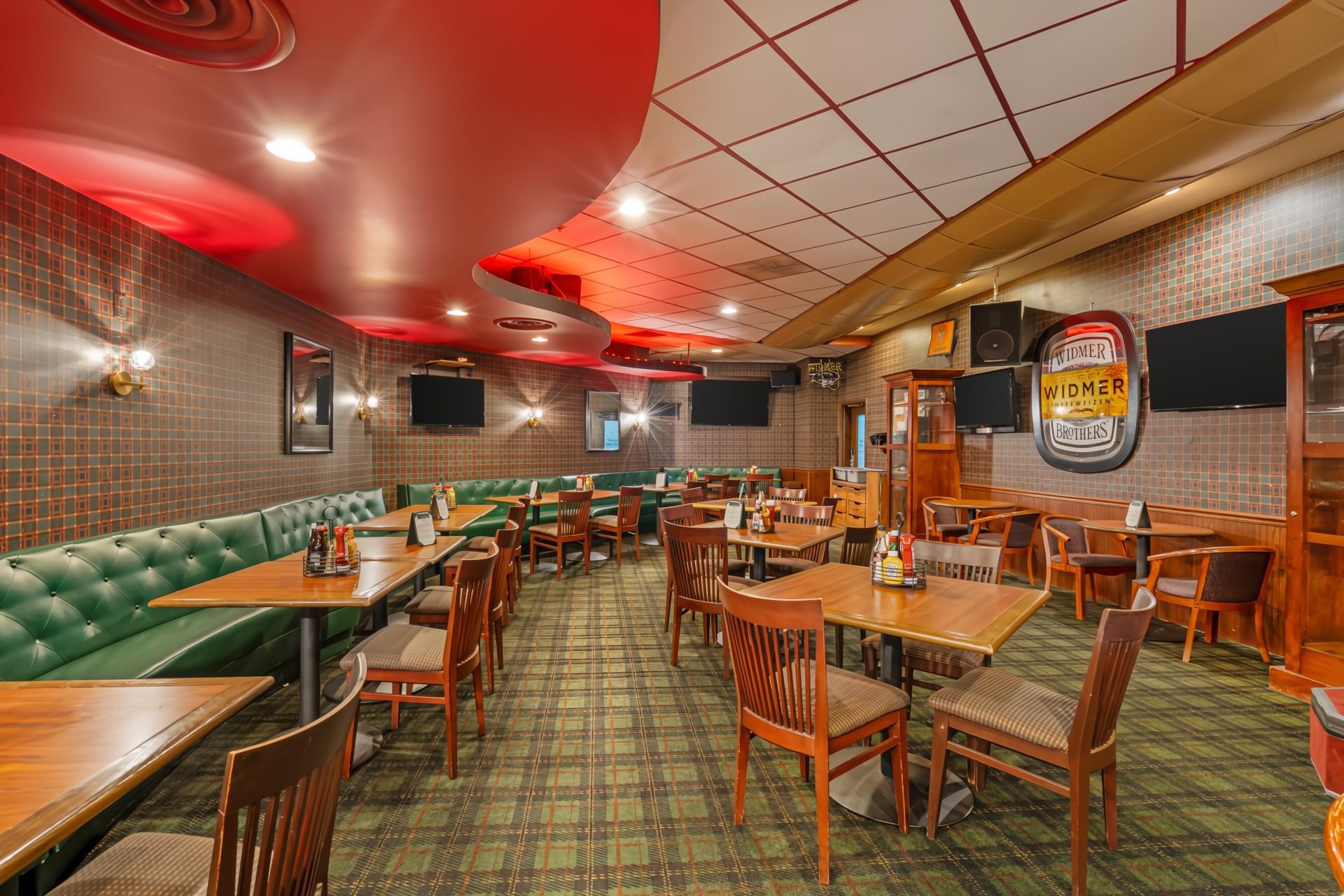 Restaurant and Bar | Red Lion Hotel Rogue Regency Medford Airport