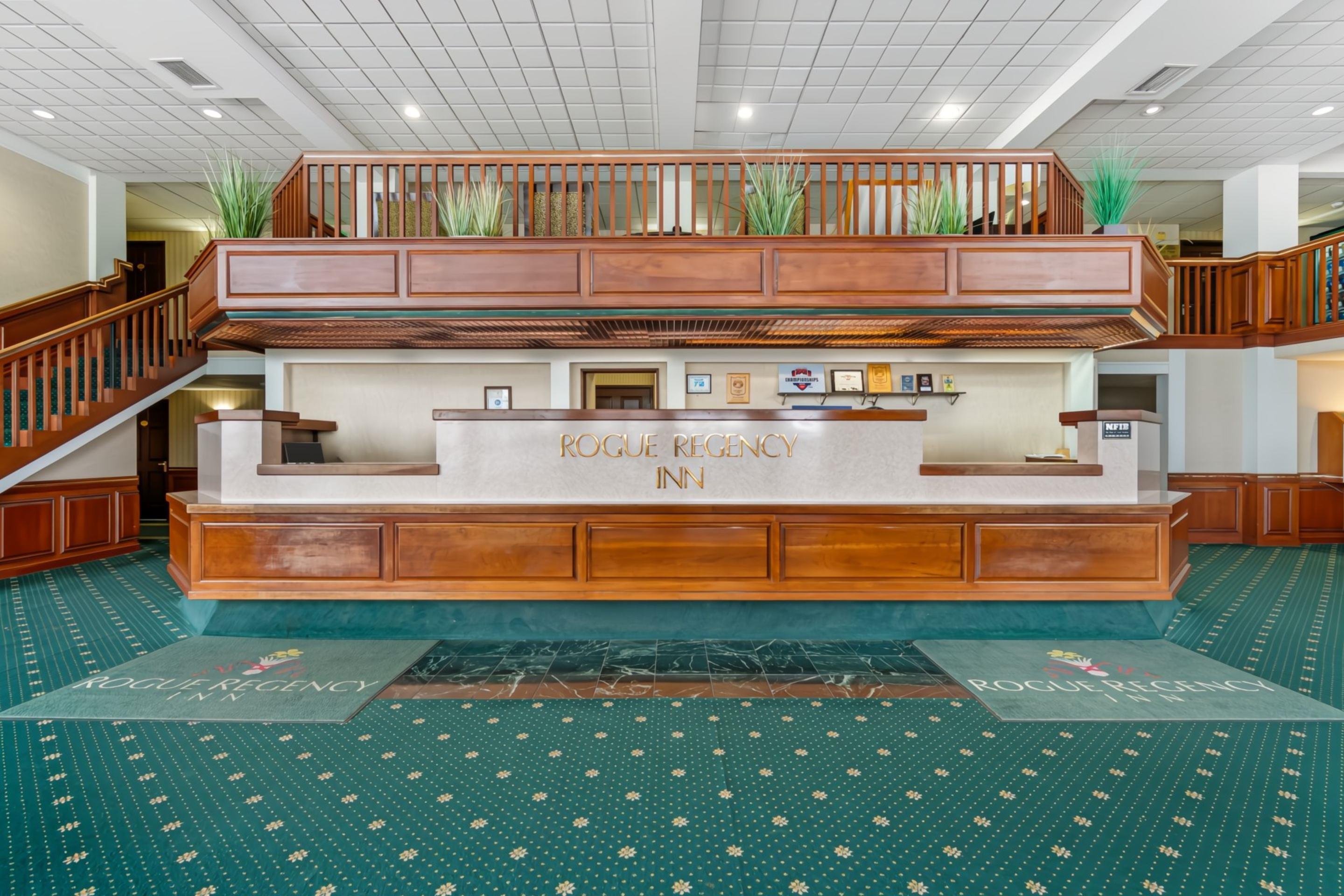 Lobby | Red Lion Hotel Rogue Regency Medford Airport