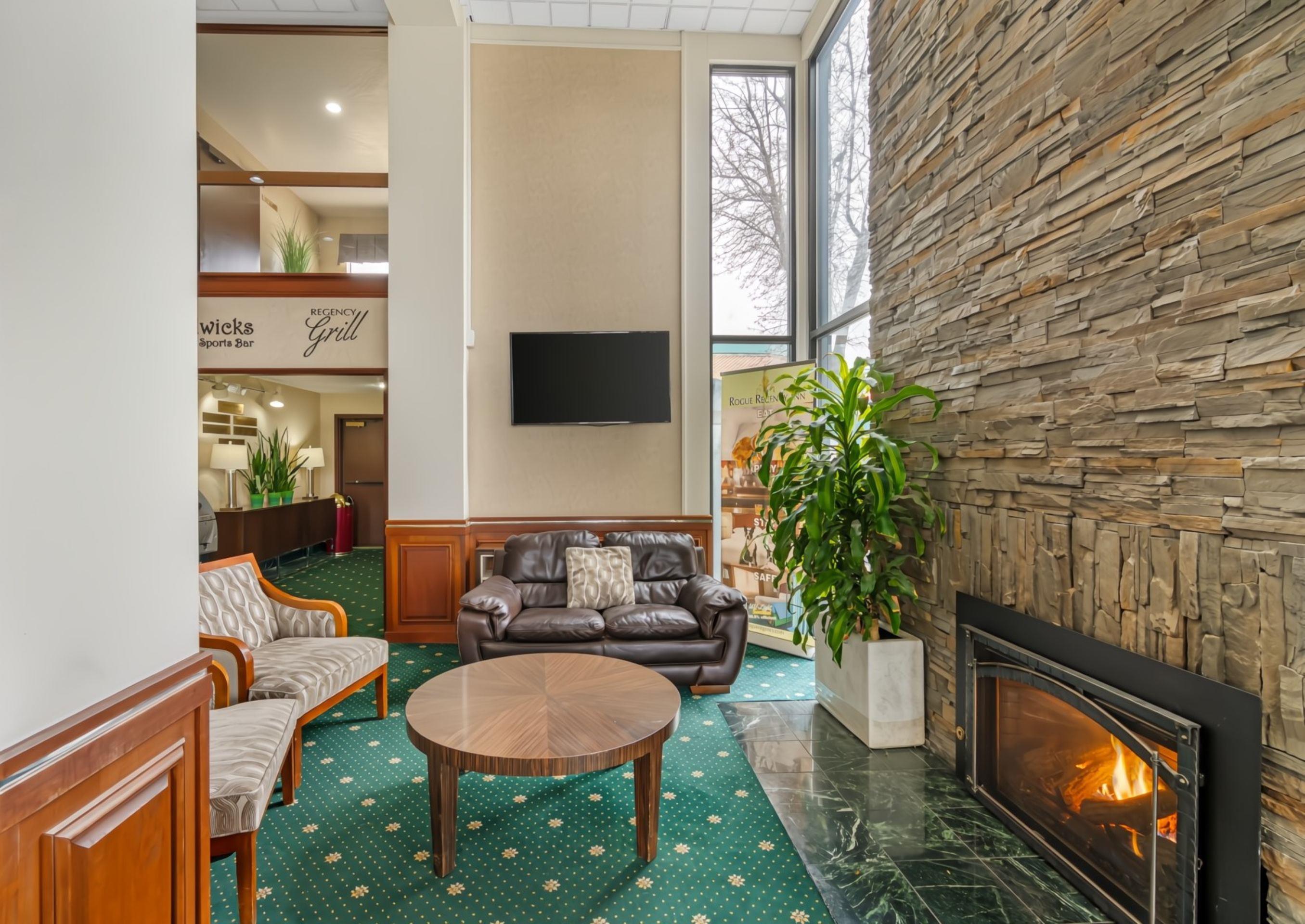 Lobby | Red Lion Hotel Rogue Regency Medford Airport