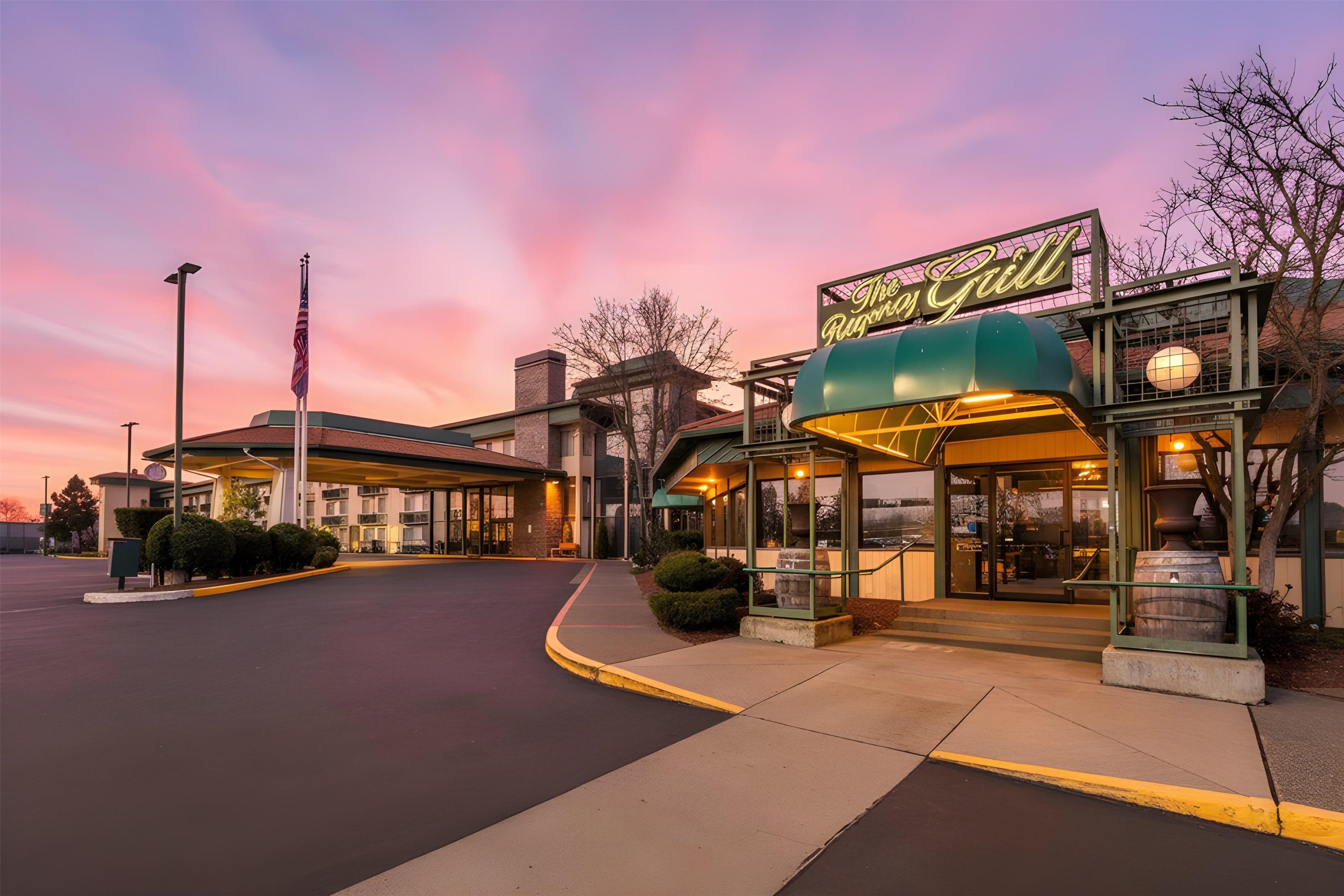 Exterior | Red Lion Hotel Rogue Regency Medford Airport