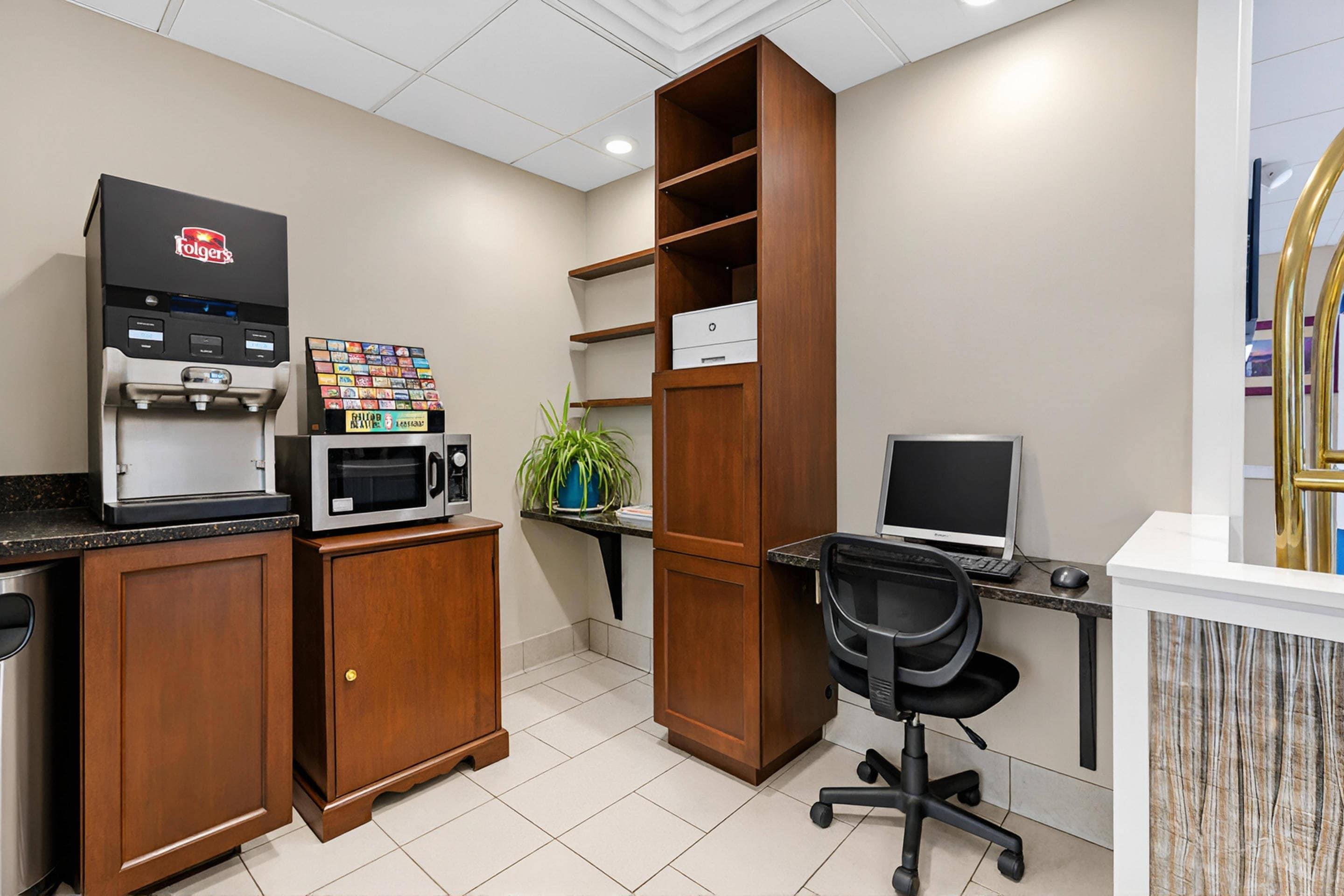Business center | Skyline Hotel Lake George