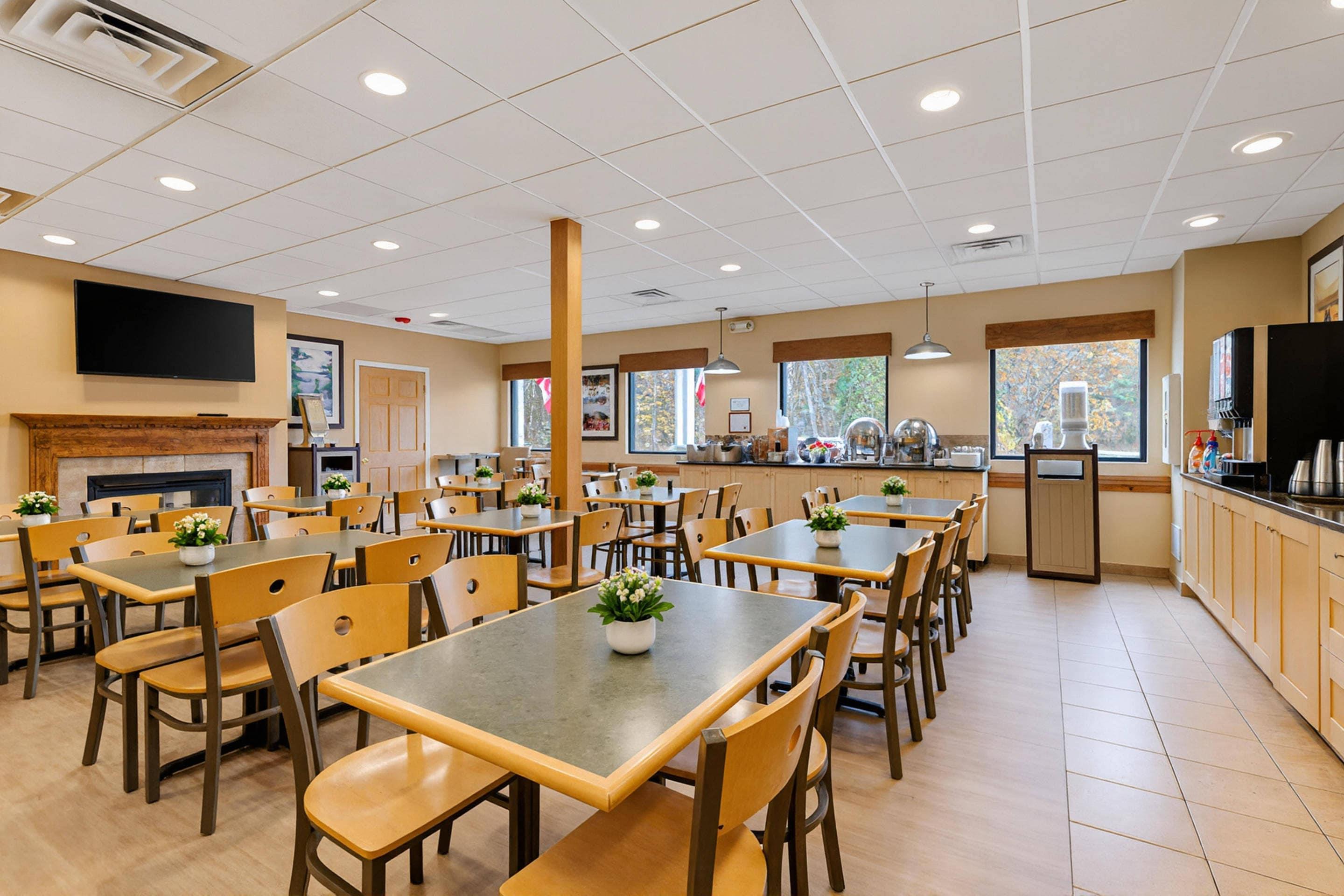Breakfast area | Skyline Hotel Lake George