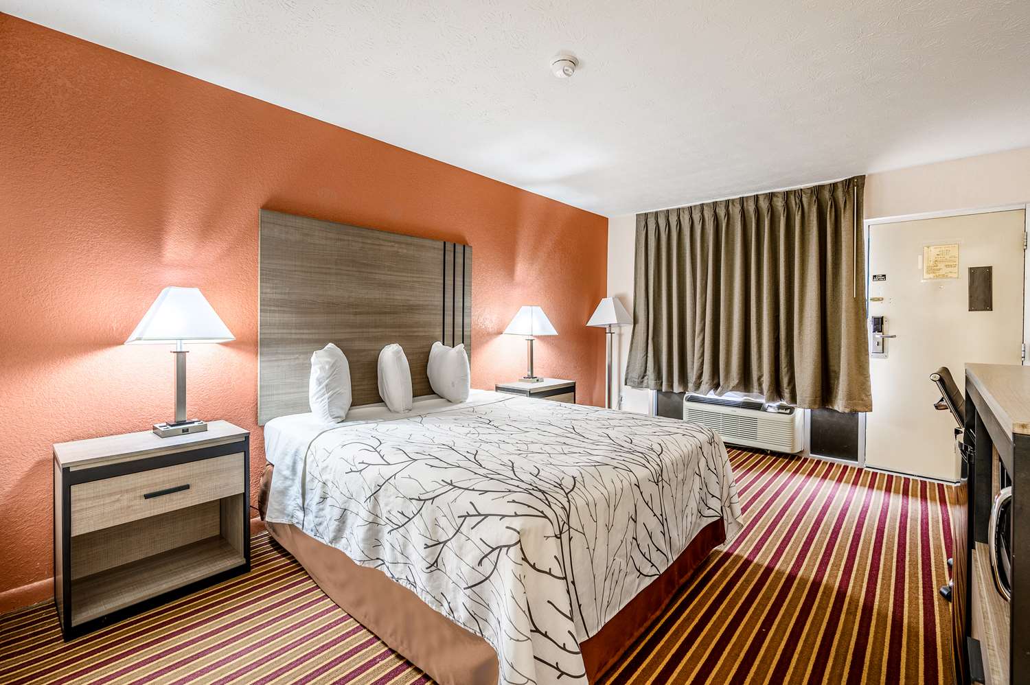 1 Queen Bed Non-Smoking image