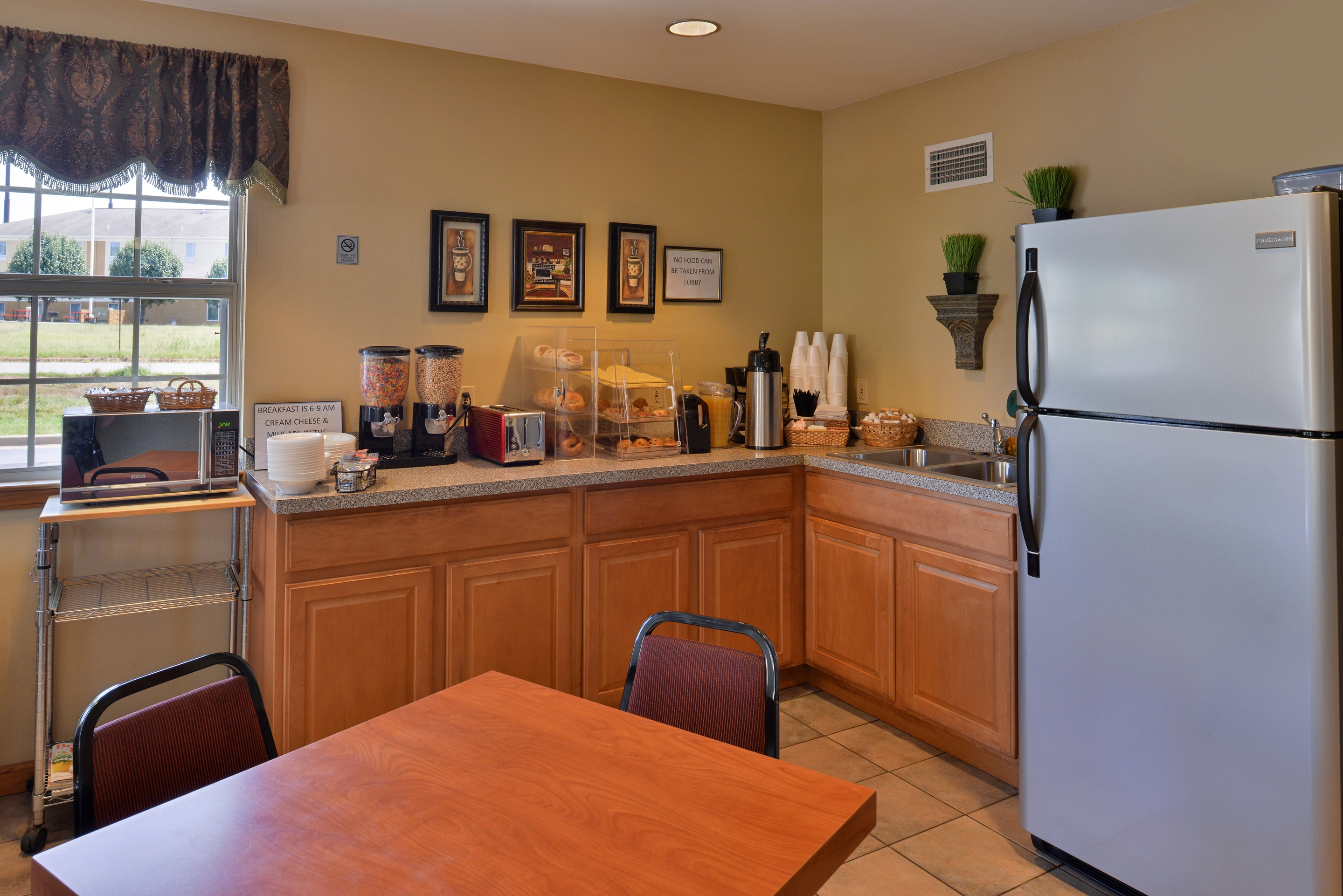 Breakfast Area | Americas Best Value Inn & Suites Bryant Little Rock