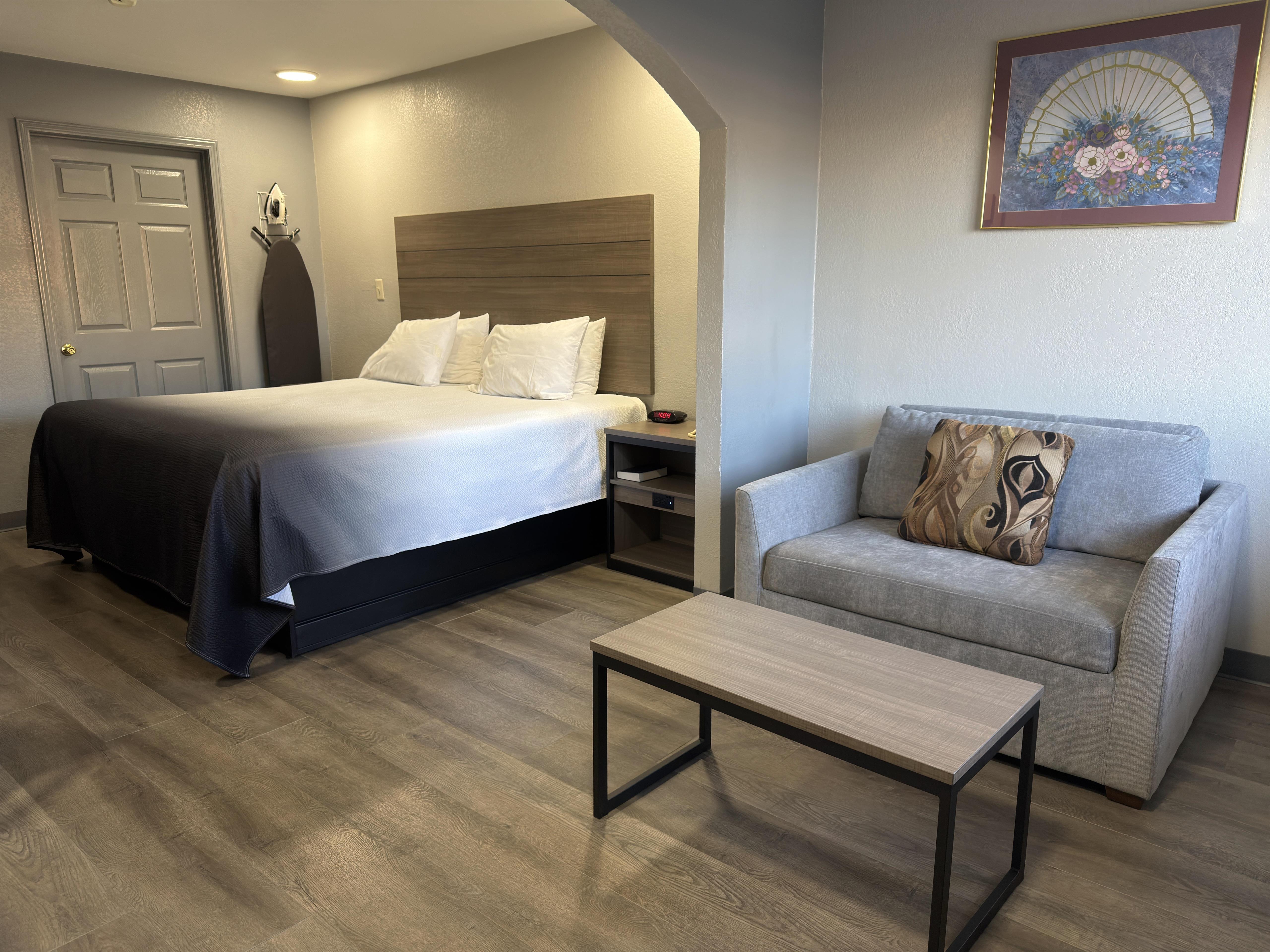 1 King Bed Non-Smoking image