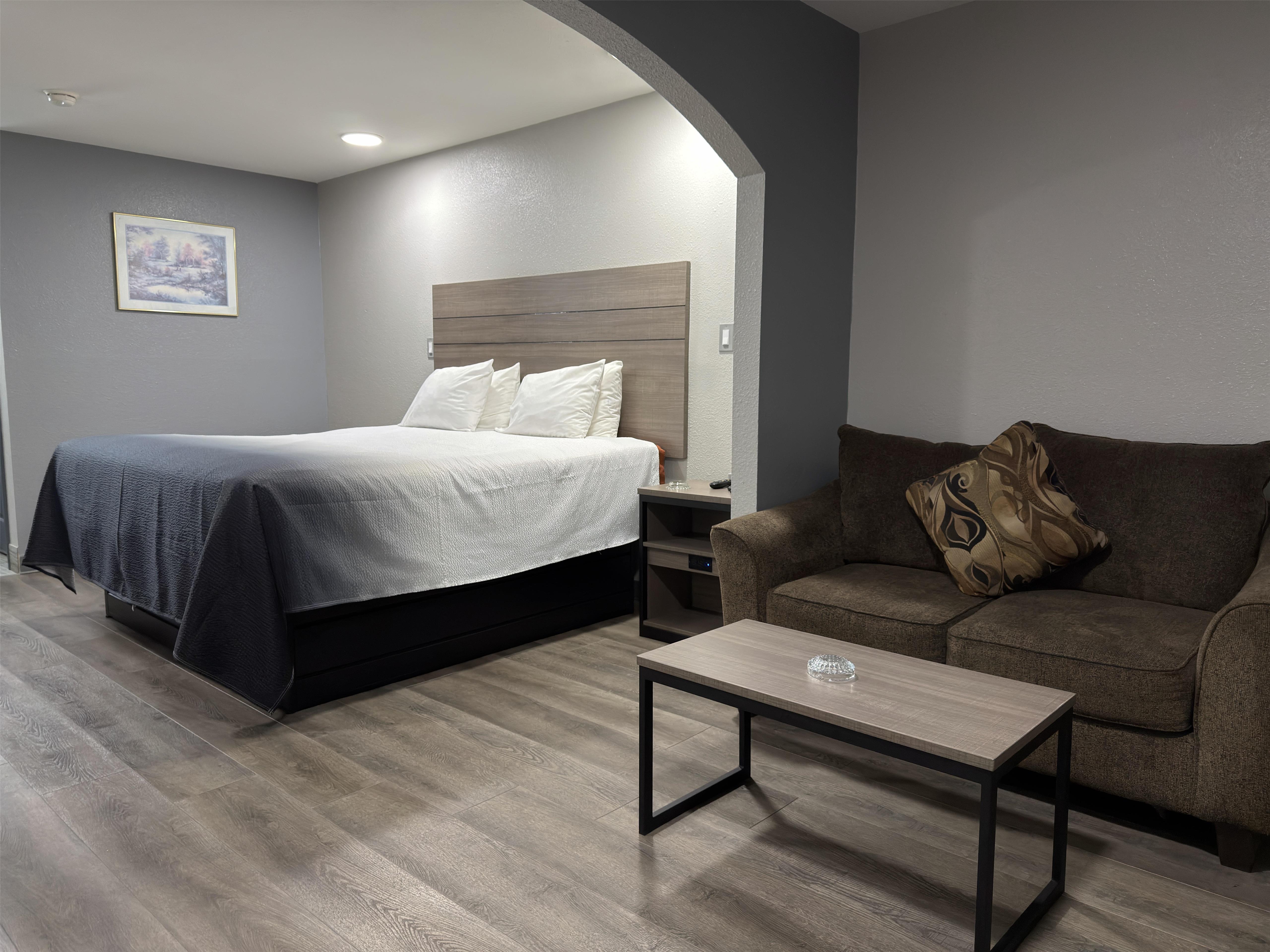 1 King Bed Smoking image