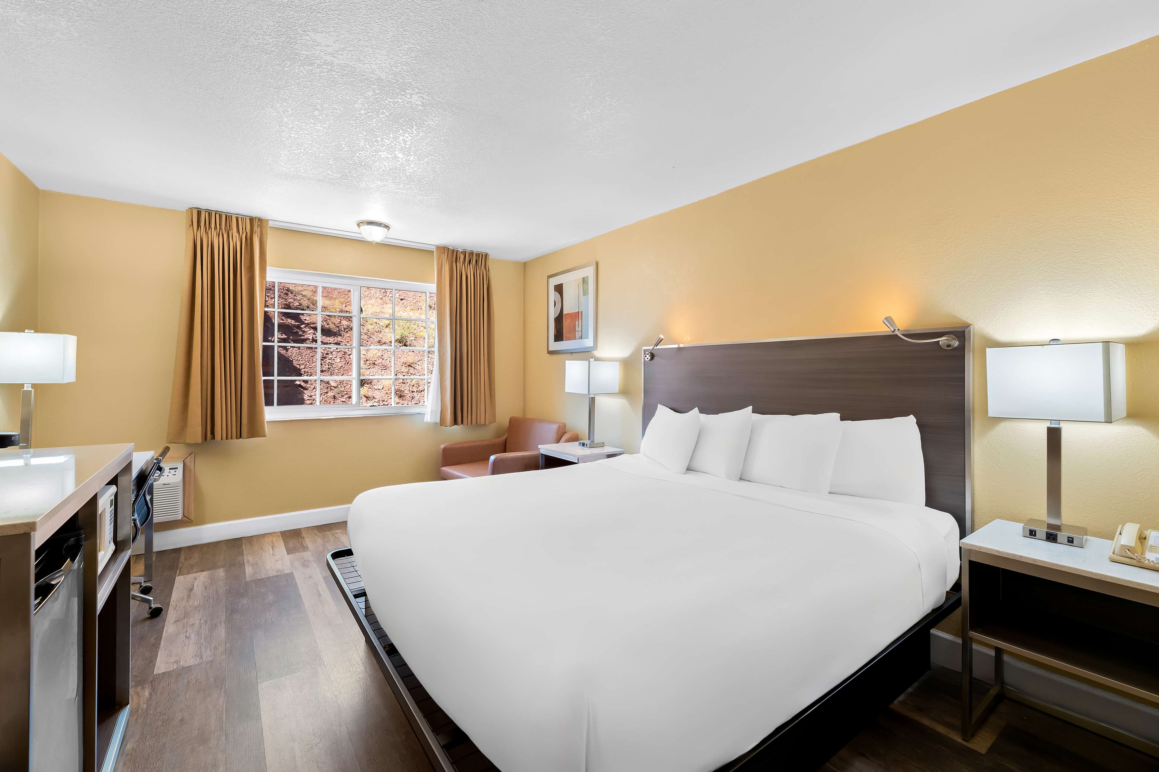 1 King Bed Non-Smoking image