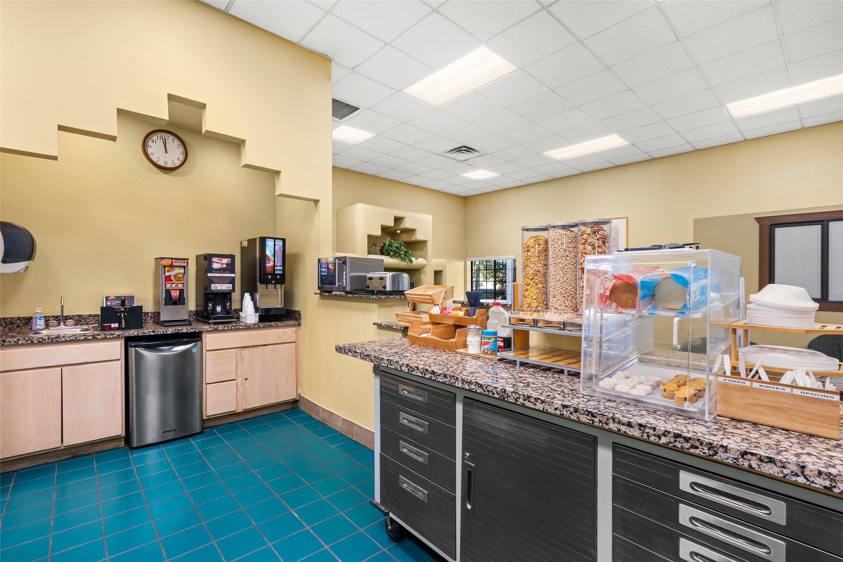 AZ Breakfast | Americas Best Value Inn Prescott Valley