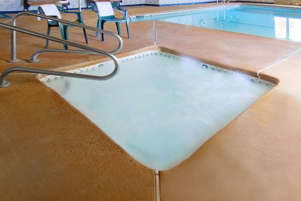 Pool - Americas Best Value Inn & Suites Bakersfield