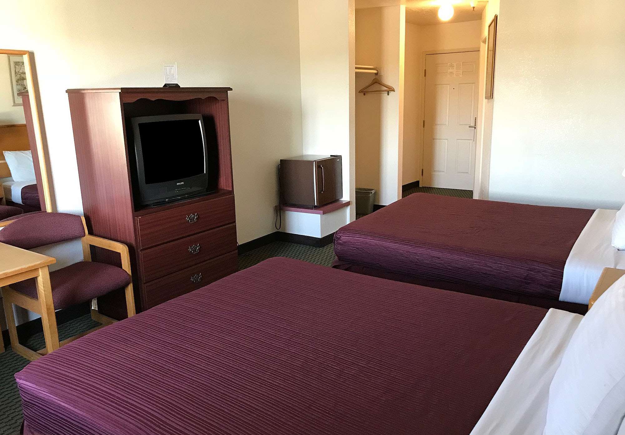 2 Queen Beds image
