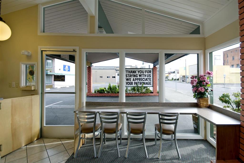 MOTEL 6 EUREKA, CA - OLD TOWN-guestroom-Dining,Dining Area,Common area,Indoor/Interior,On-Site,Property Amenity.jpg