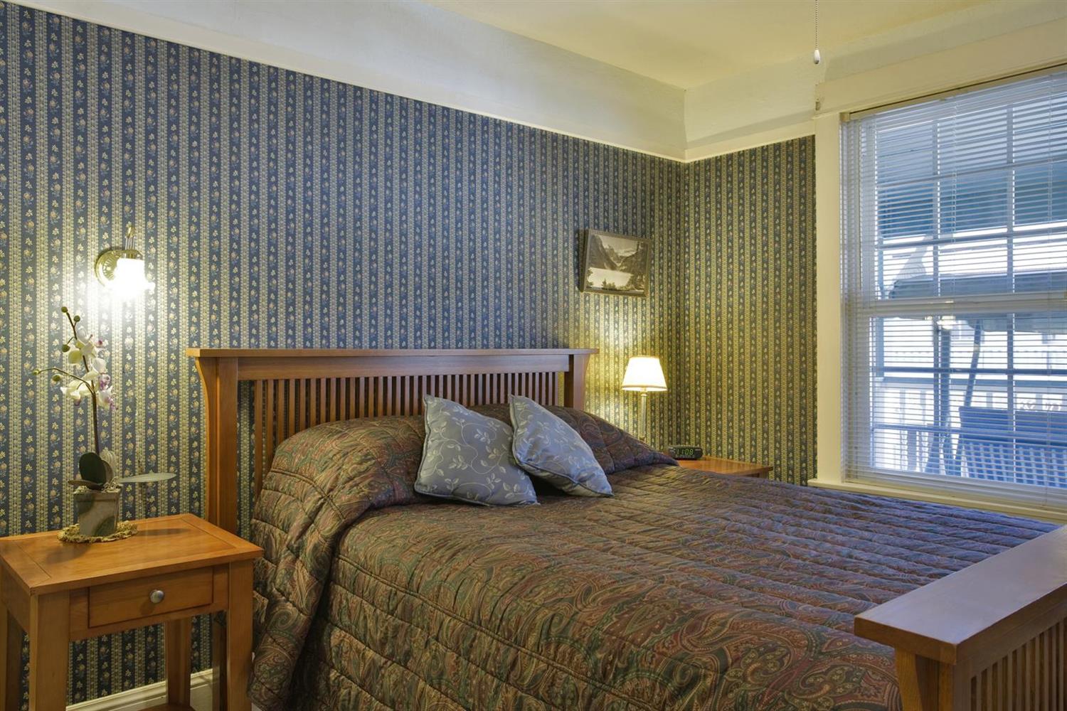 1 Queen Bed Non-Smoking image
