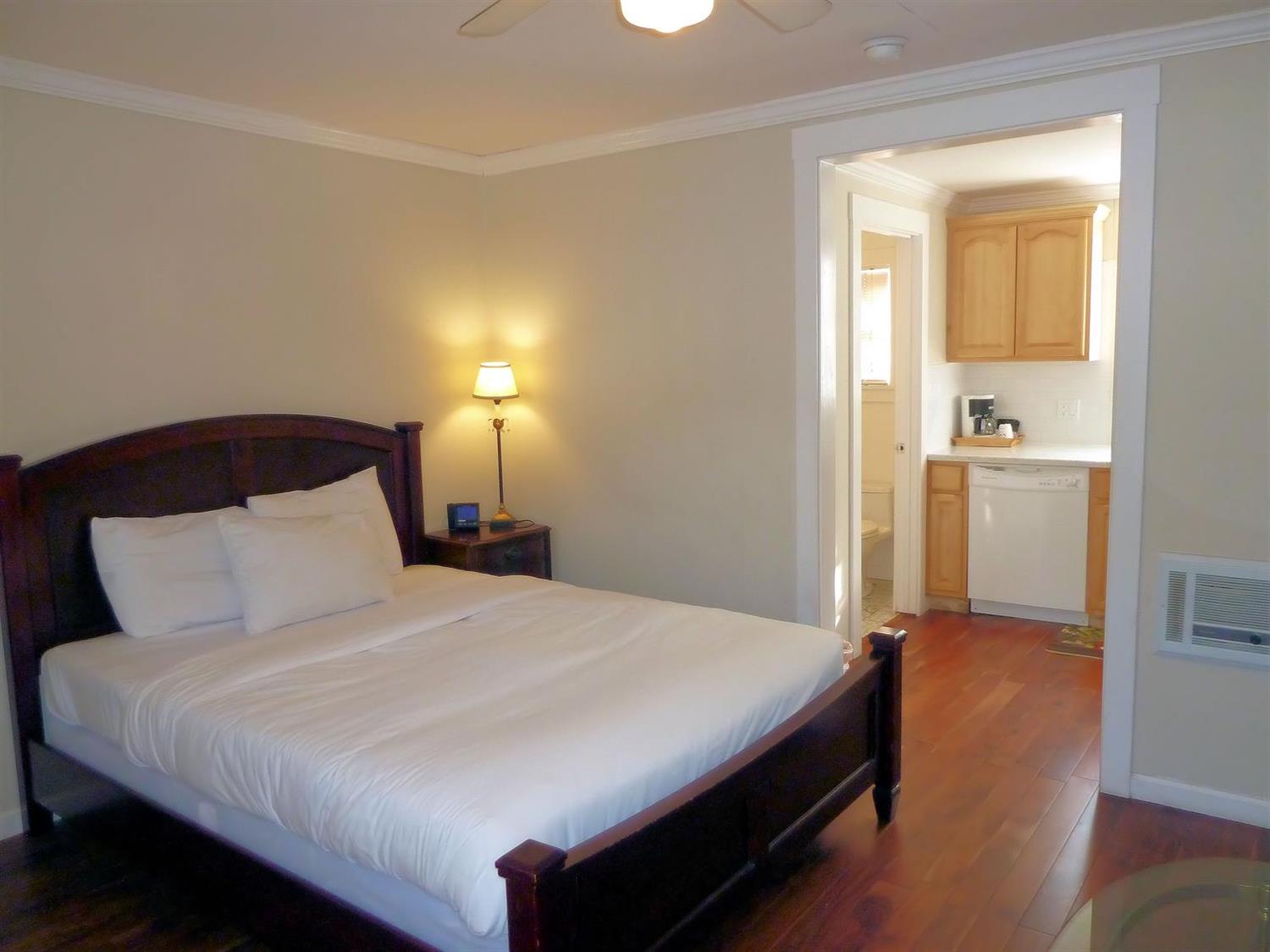 1 Queen Bed Cottage Non-Smoking image