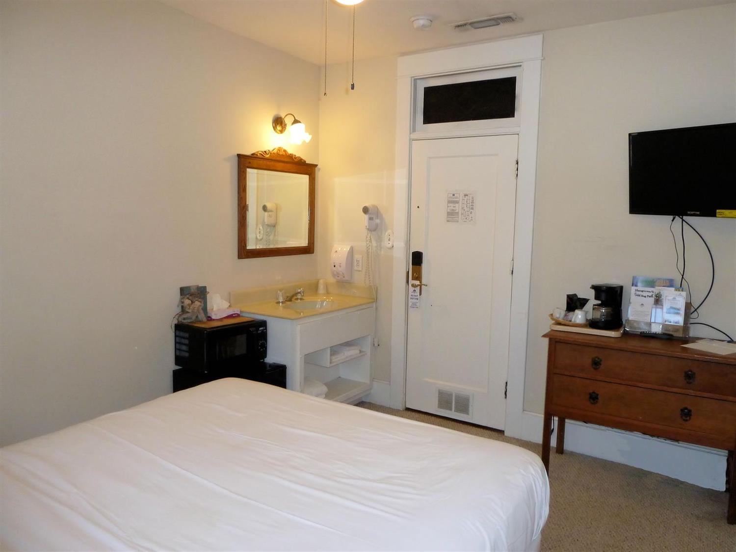 1 Queen Bed Shared Bathroom Non-Smoking image