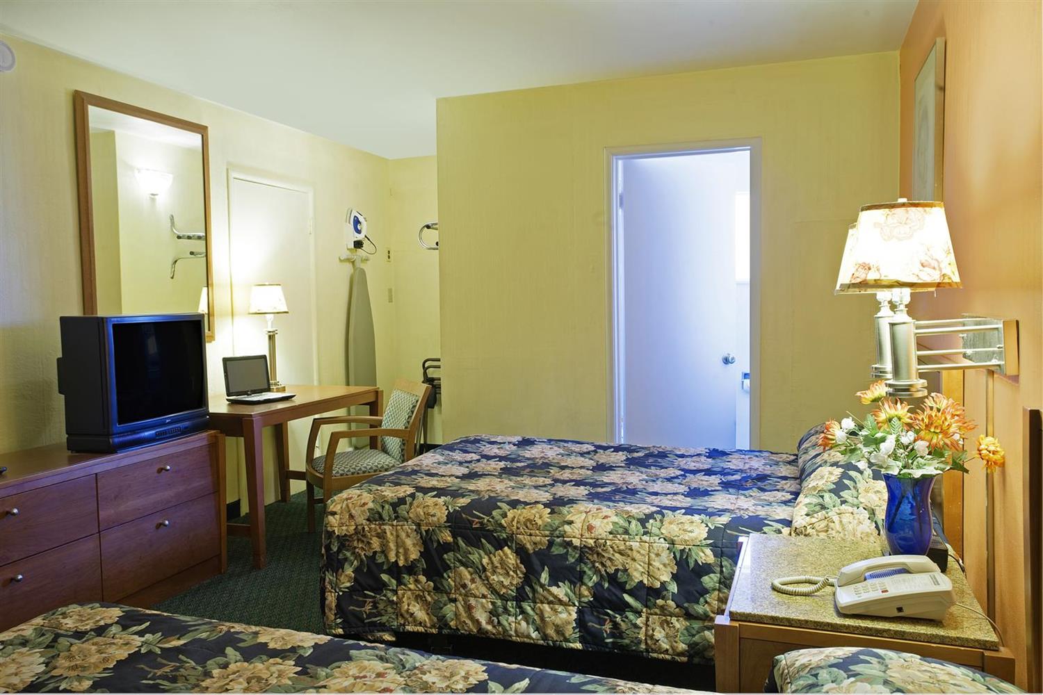2 Double Beds Non-Smoking image