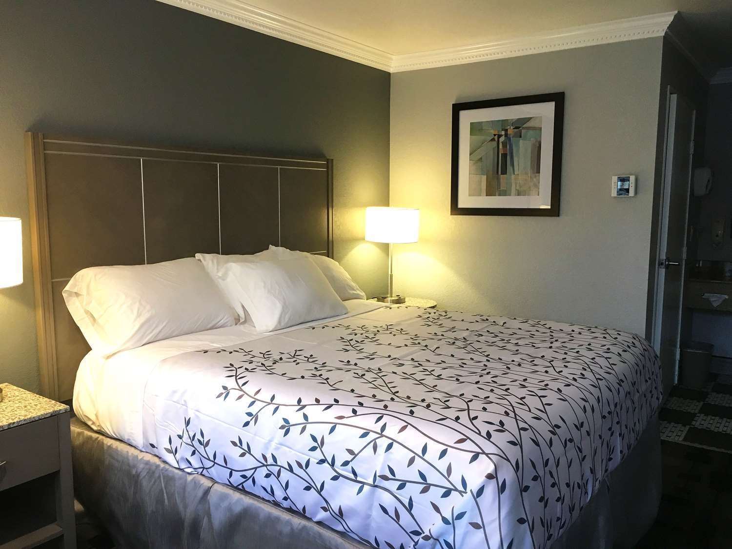 1 Queen Bed Non-Smoking image