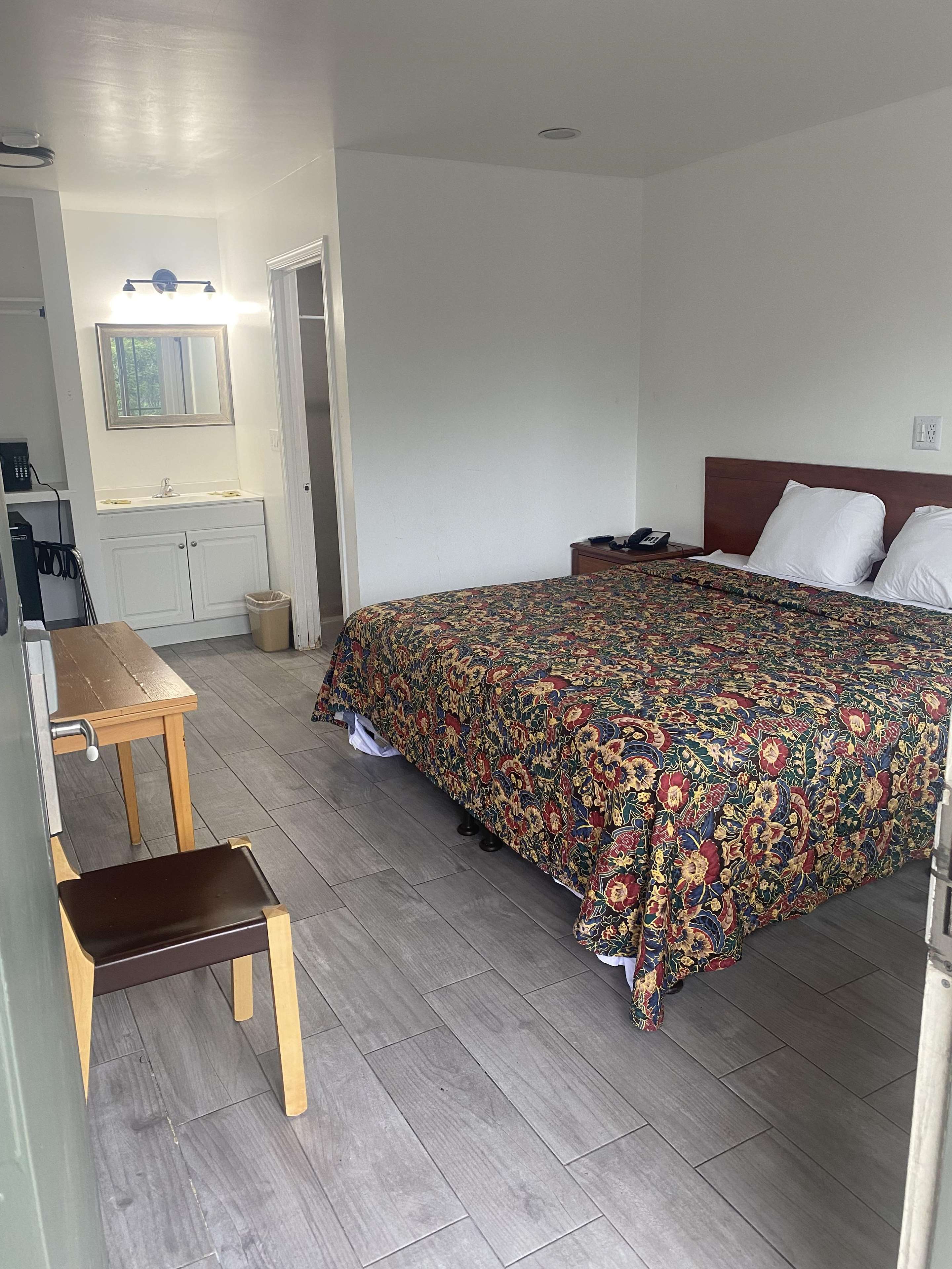 1 King Bed Accessible Non-Smoking image