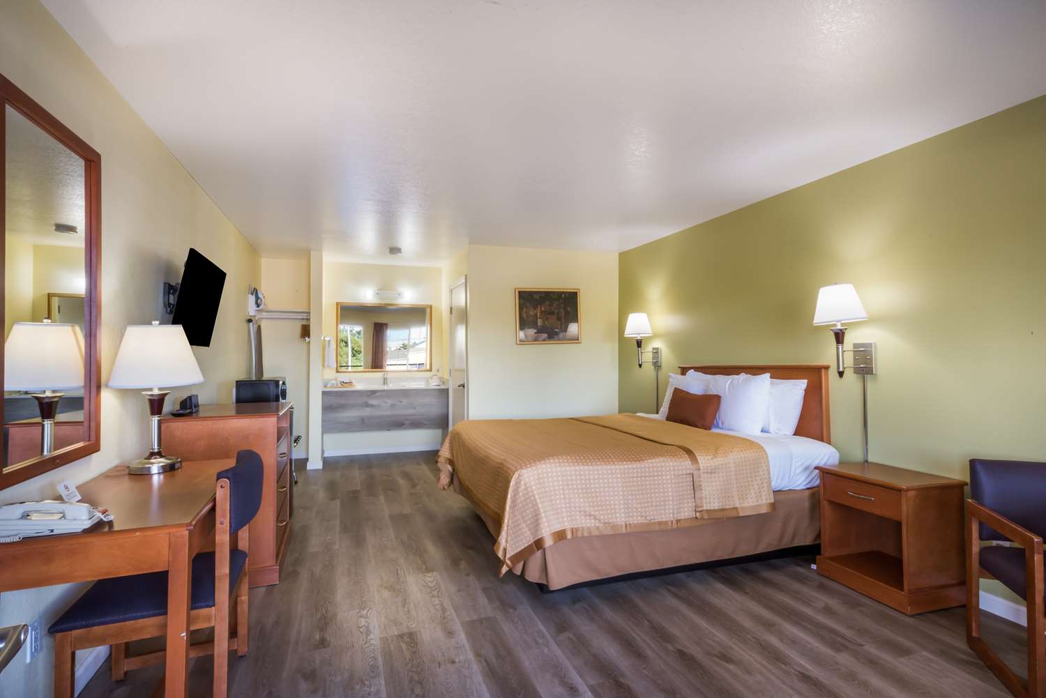 1 King Bed Non-Smoking image