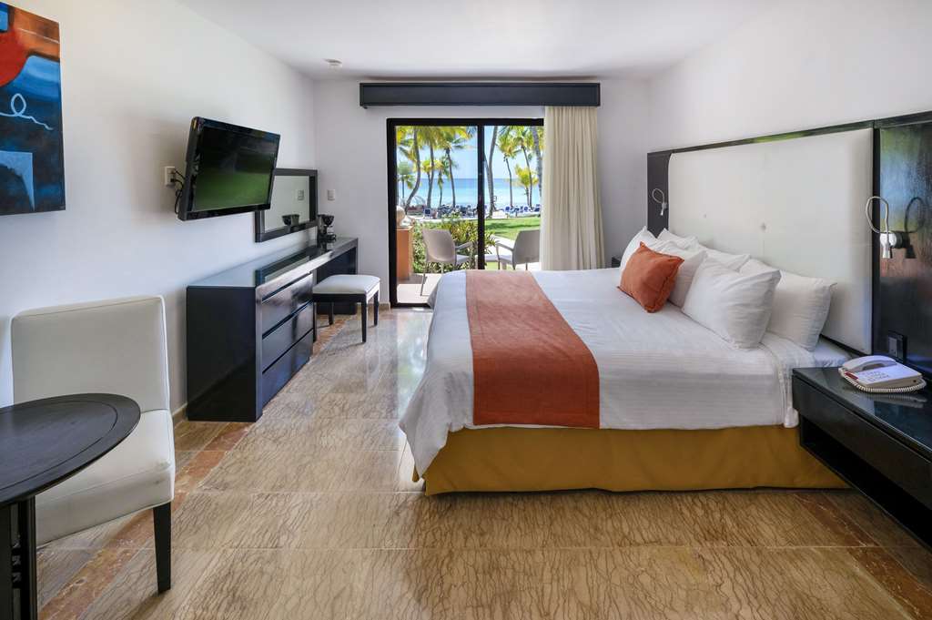VIVA WYNDHAM DOMINICUS PALACE-guestroom-Guest Room,On-Site.jpg
