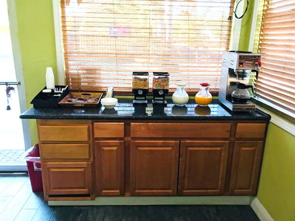  - Americas Best Value Inn Visalia