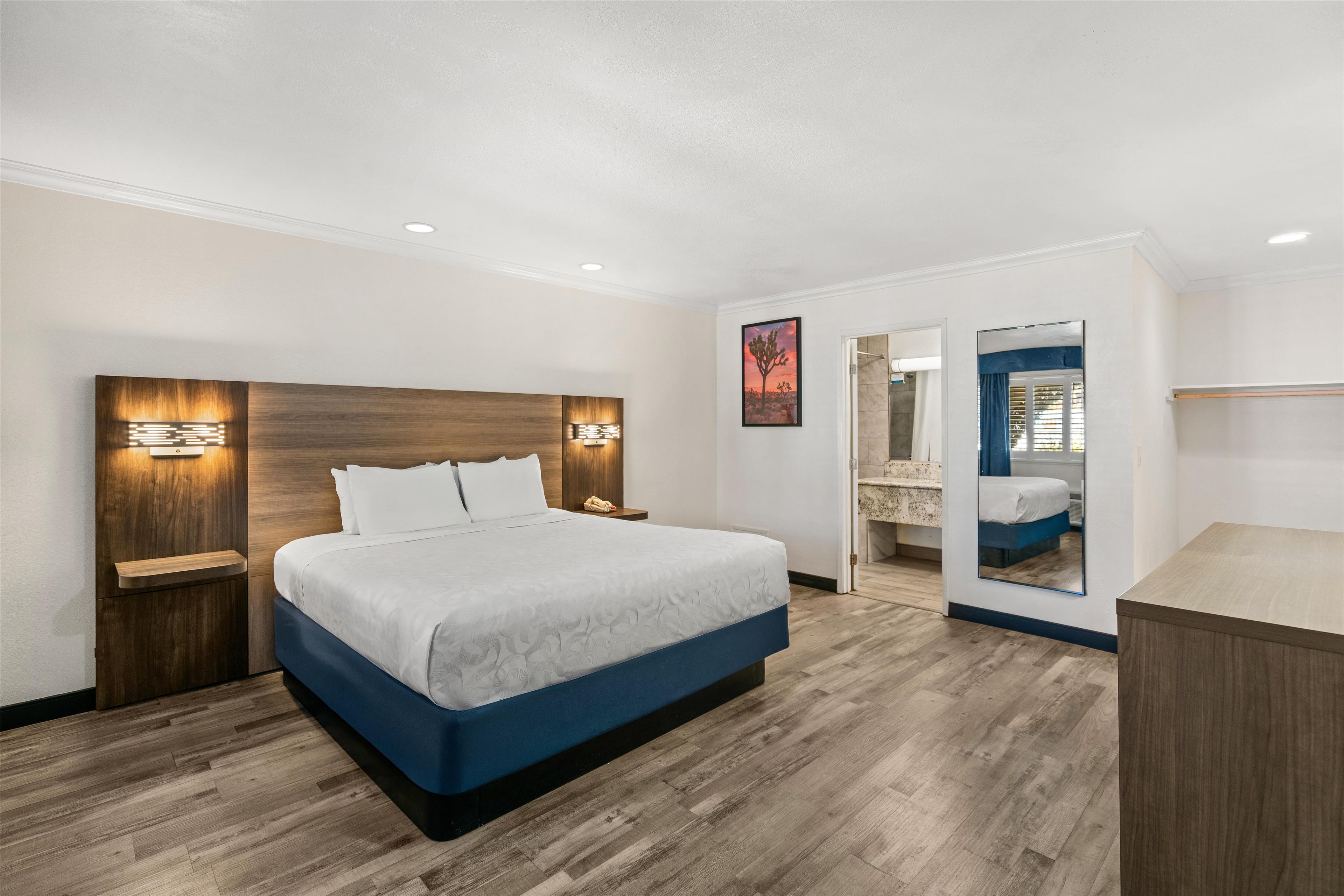 1 King Bed Non-Smoking image
