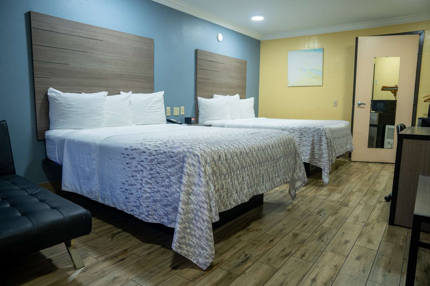 2 Queen Beds Non-Smoking image