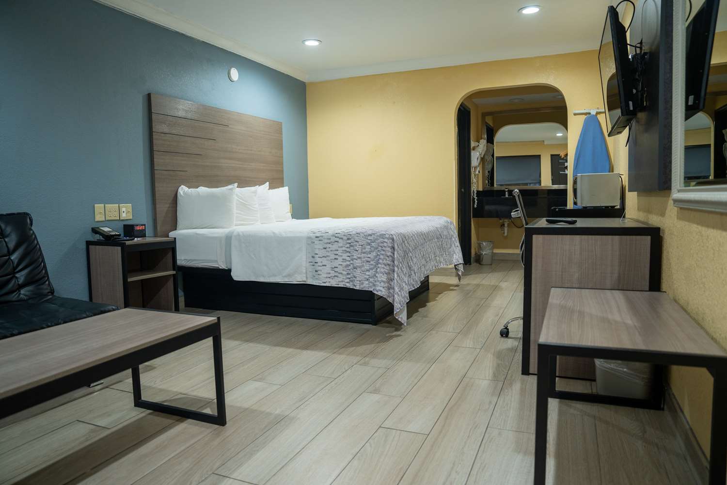 1 King Bed Non-Smoking image