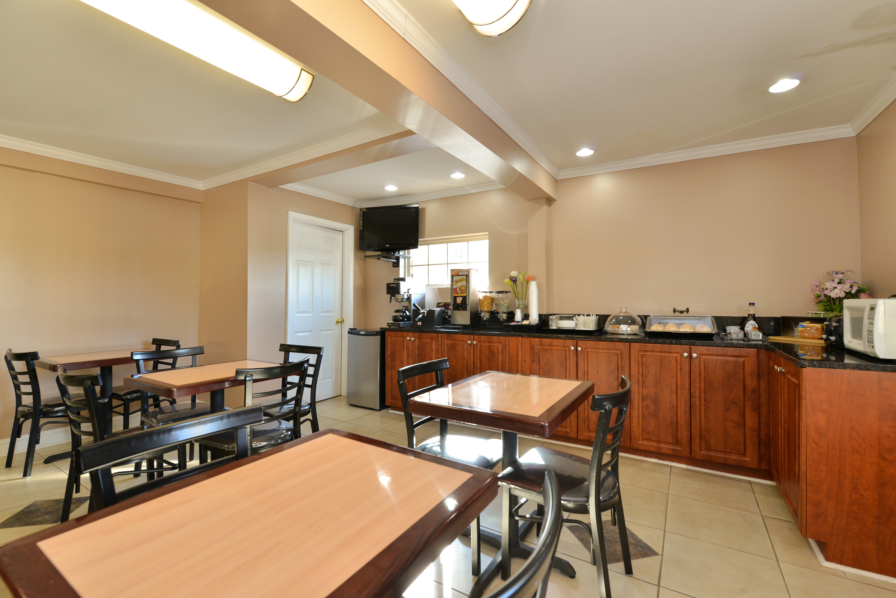 Breakfast Area | Americas Best Value Inn Cartersville