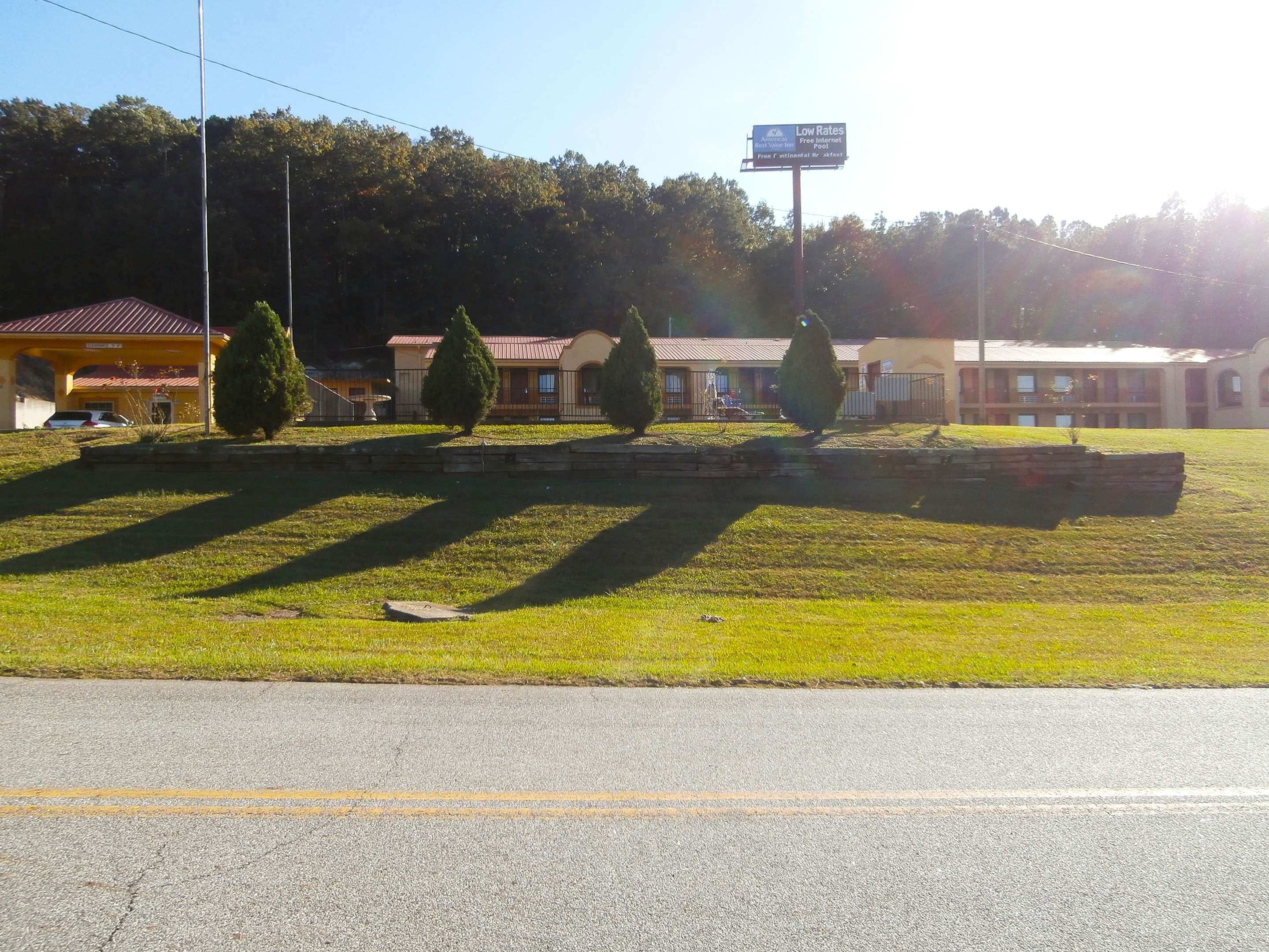Front Exterior | Americas Best Value Inn Cartersville