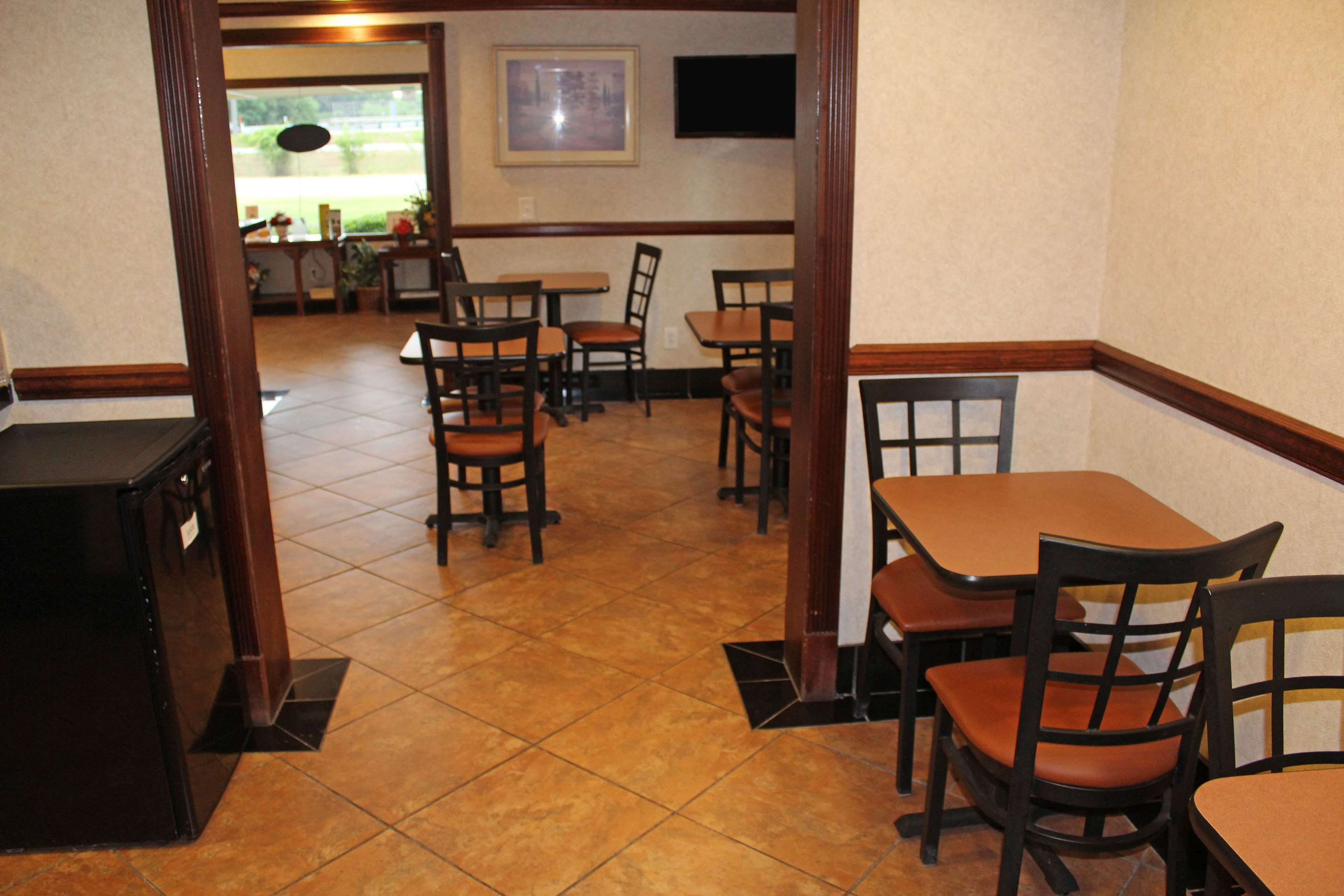 Dining Area | Americas Best Value Inn Conyer