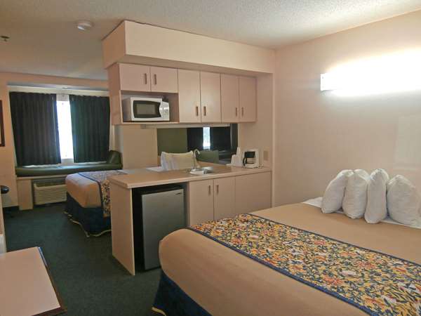 Suite - Americas Best Value Inn McDonough - I-75, Exit 216