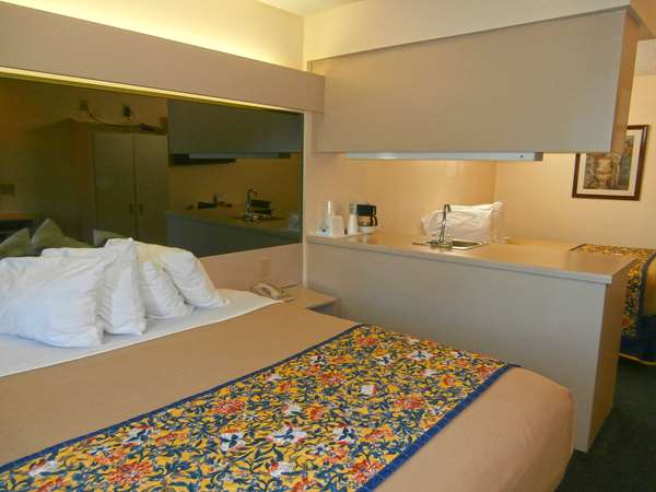 Suite - Americas Best Value Inn McDonough - I-75, Exit 216