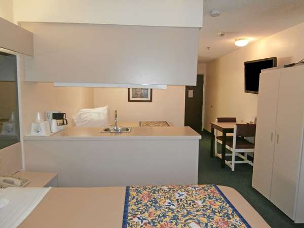 Suite - Americas Best Value Inn McDonough - I-75, Exit 216