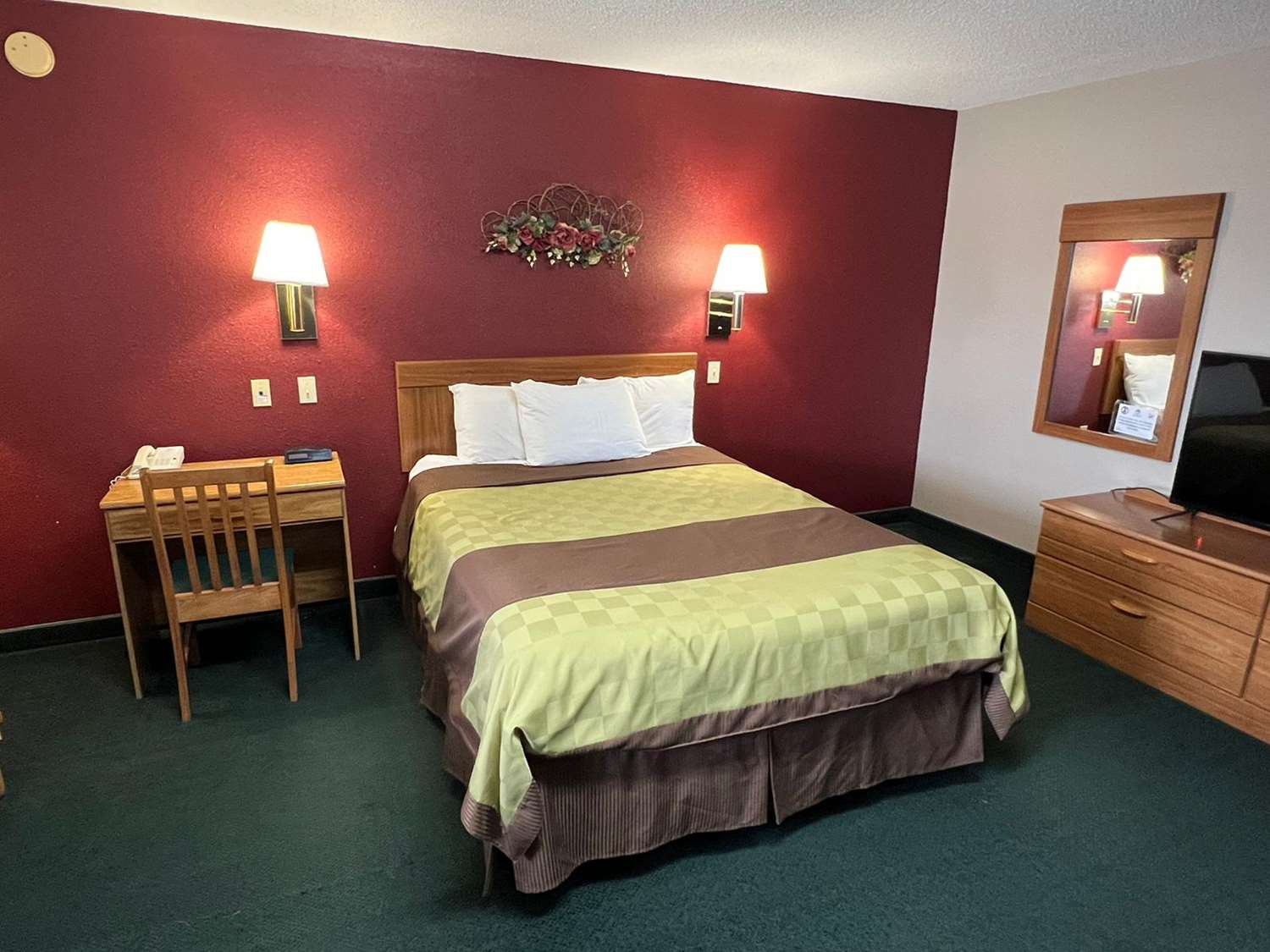 1 Queen Bed image